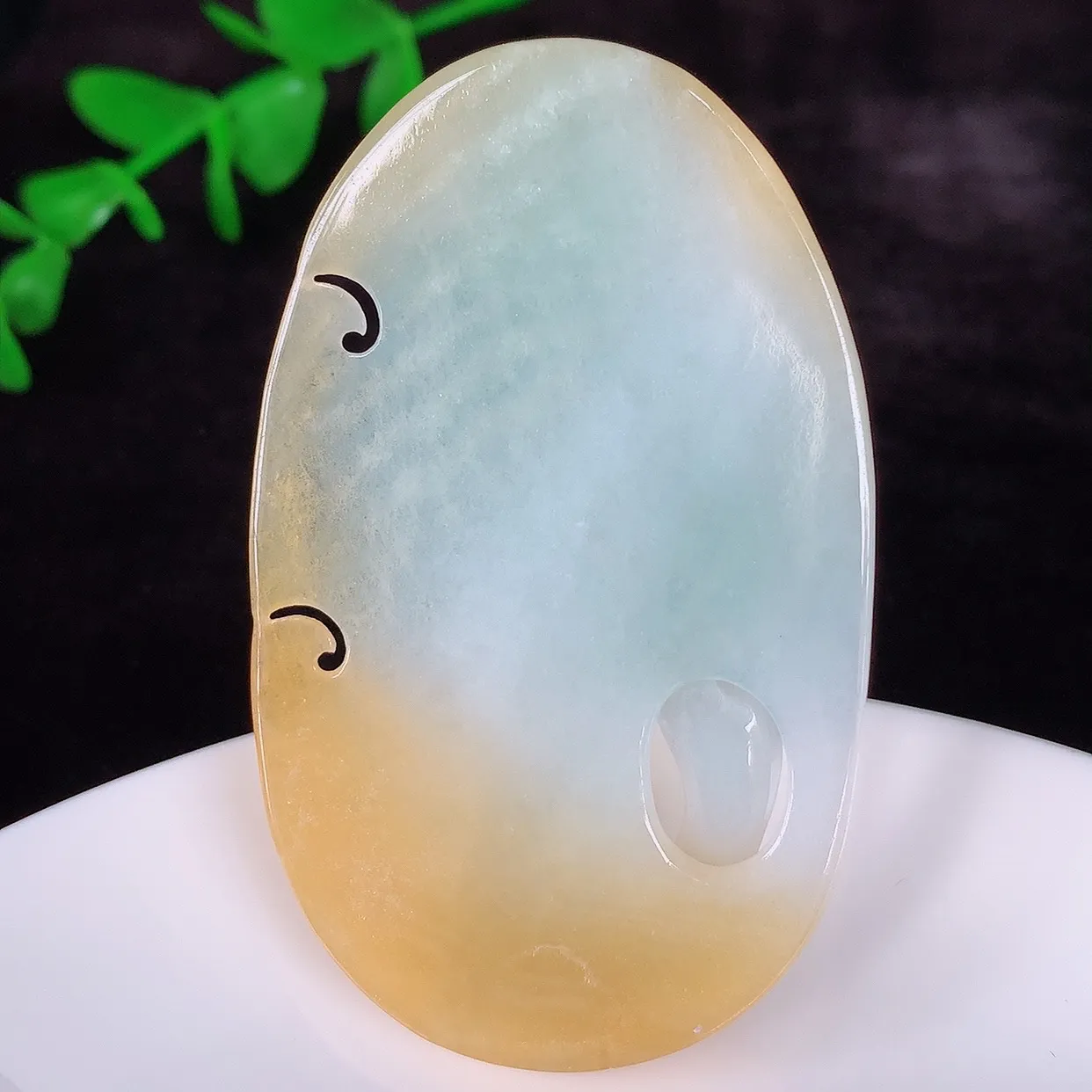自然光实拍，大件冰润冰黄翡翡翠悟道吊坠，翡翠悟道寓意“祥和，安宁，吉祥，幸福”，佩戴效果优雅迷人，性价比超高！#60.14