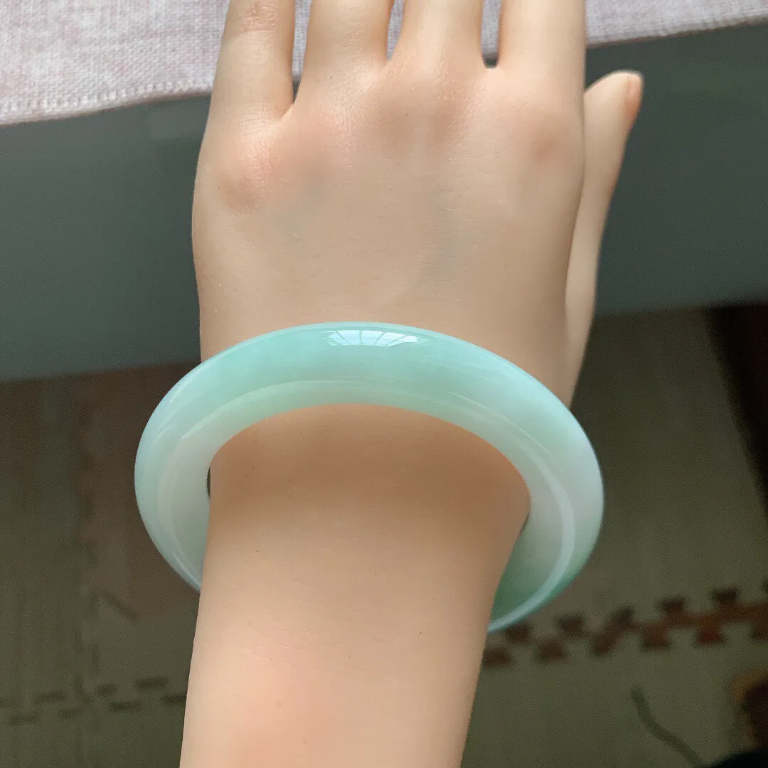 56圈口,自然光实拍，老坑冰润飘阳绿胖圆条翡翠手镯，尺寸:56-11.8mm，重量80.51