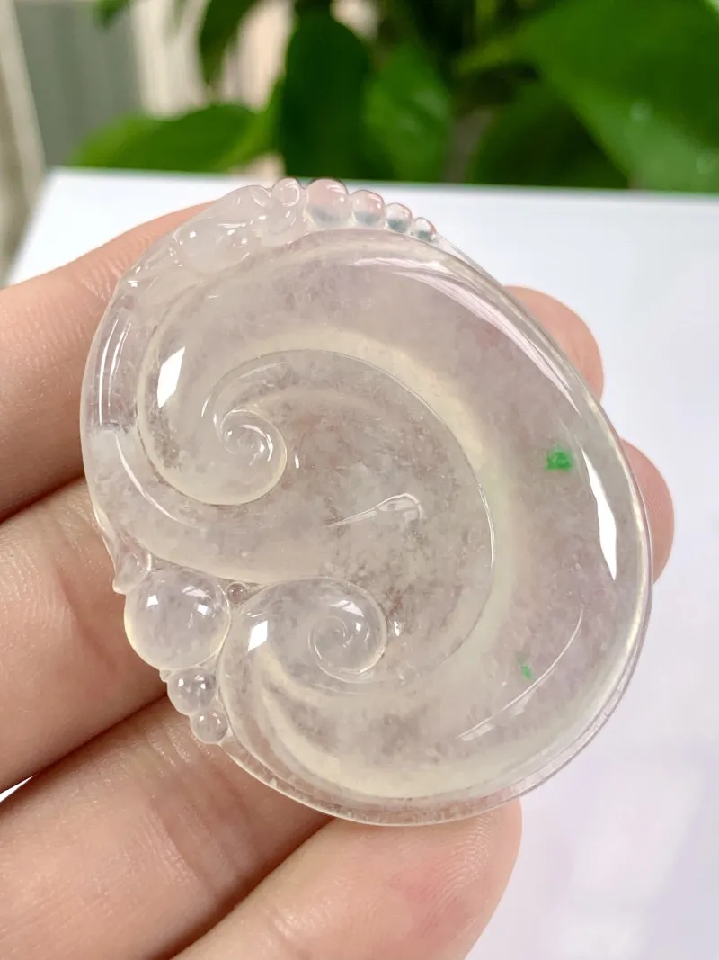 缅甸天然翡翠A货，大件冰种起胶飘绿如意吊坠挂件，尺寸：52/42.6/6.1mm