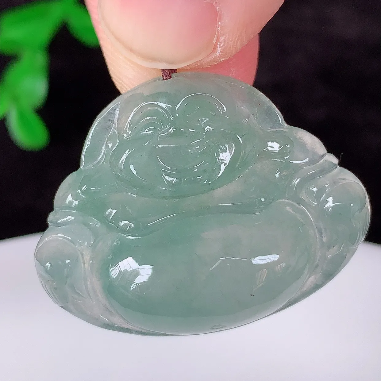 自然光实拍，冰润冰种翡翠佛公吊坠，饱满， 佛公亦保平安，寓意有福（佛公）相伴，配戴优雅迷人！#46.