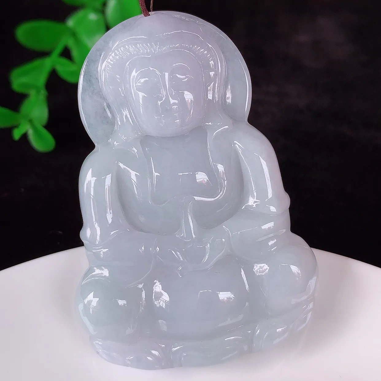 自然光实拍，冰糯种紫罗兰翡翠观音吊坠，赐福翡翠观音，翠色迷人，观音面相端庄，佩戴时尚出众！#57.14
