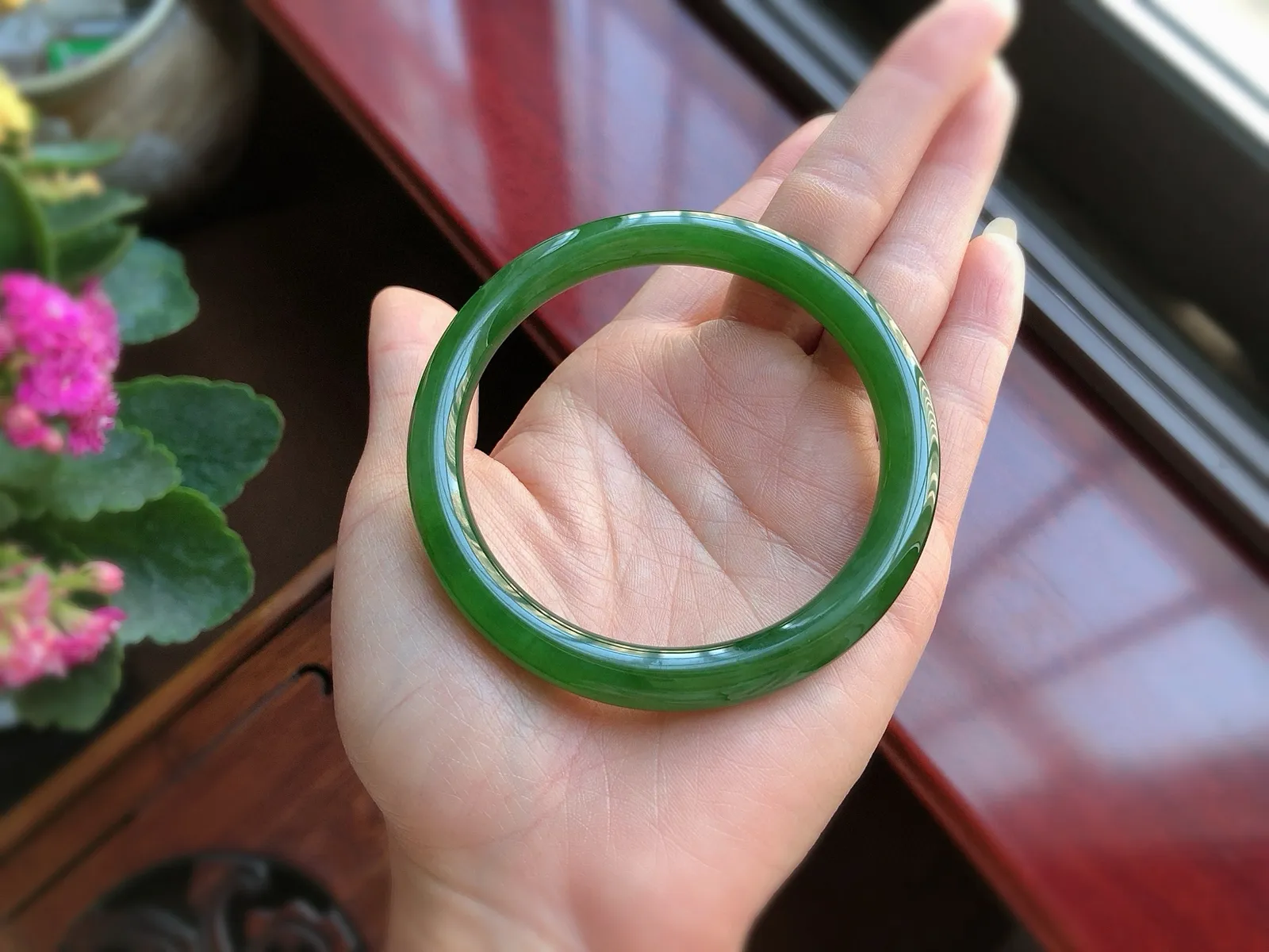 圈口61.5  尺寸8*8.8  天然和田玉 碧玉手镯，满色阳绿大圈口，精品老坑料，质地温润，底子冰透