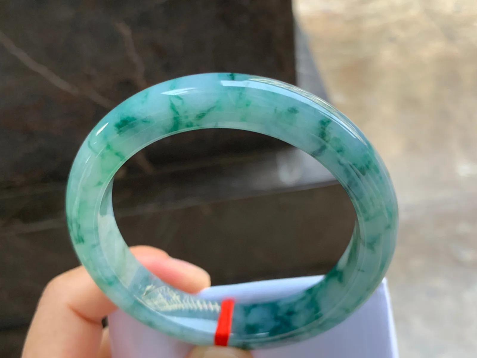 58-12.5-9mm
飘花手镯 底子细腻 花色均匀灵动