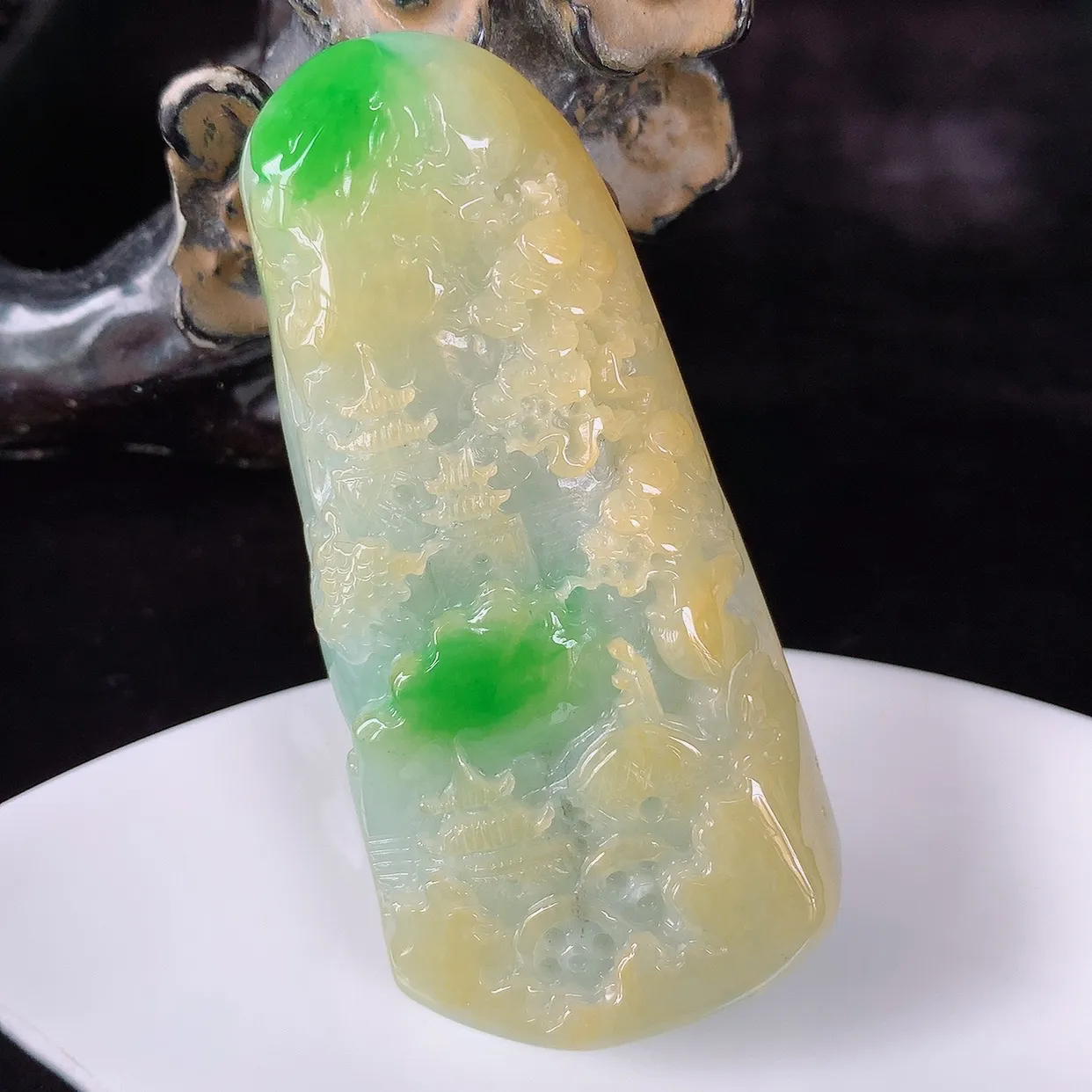 自然光实拍，大件厚装冰润冰糯种双彩黄加绿翡翠山水牌吊坠，翡翠山水，立体生动形象，山水素材布局合理，意境感佳，佩戴上身效果更高贵 #00.14