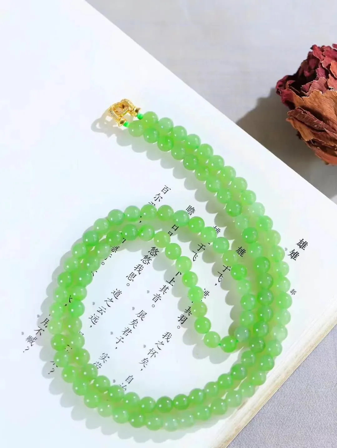 【珠圆玉润.项链】

货头精选 和田玉碧玉珠圆玉润项链 玉质温润细腻  整串打磨圆润，佩戴舒适。珠珠落玉盘，间关莺语花底滑，一生美好时光，无论身在何处，都有它相伴相守。事事顺遂，幸福美满，吉祥如意。重39.6克 尺寸取一6.2mm  79601478T