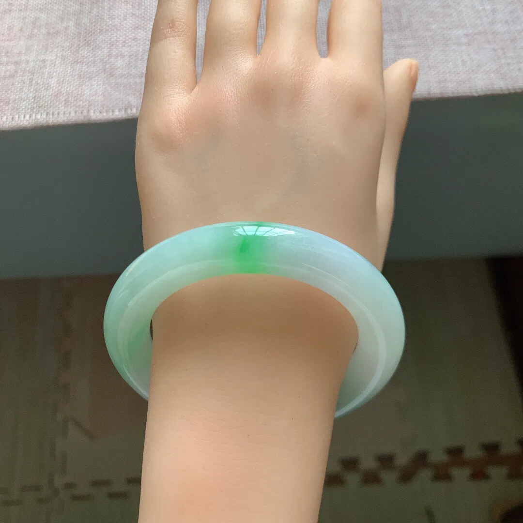 56圈口,自然光实拍，老坑冰润飘阳绿胖圆条翡翠手镯，尺寸:56-11.8mm，重量80.51