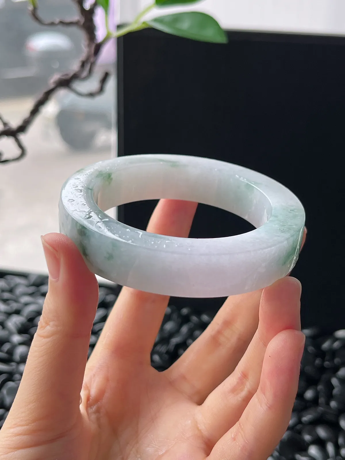 翡翠镯胚，带镯心，⭕️正圈最大做55，圆条最大做51。最小做52。尺寸71-52-12.5-9.4