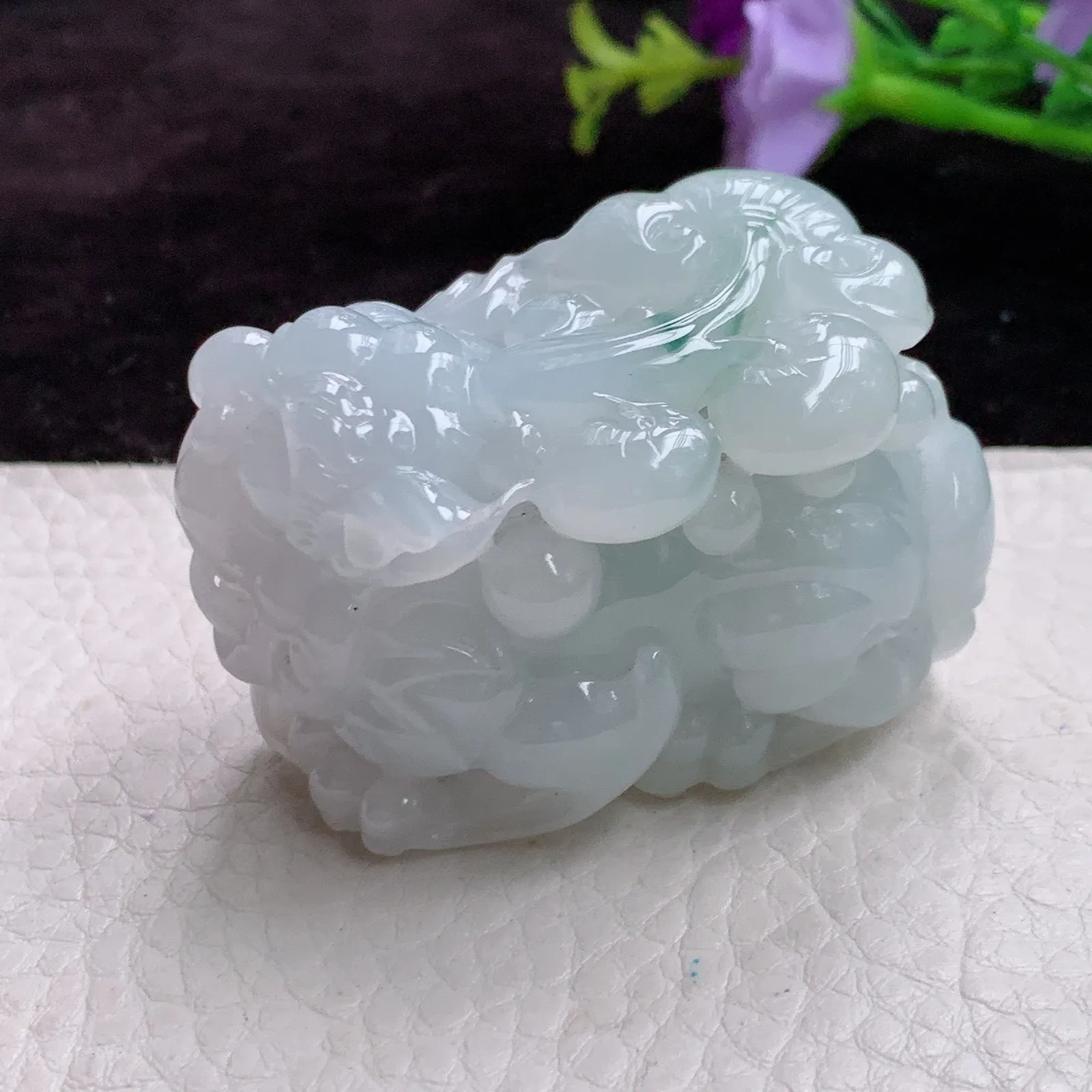 lz实拍50.3*30.9*34.5老坑精雕胶感霸气貔貅 翡翠皮休玉坠 小摆