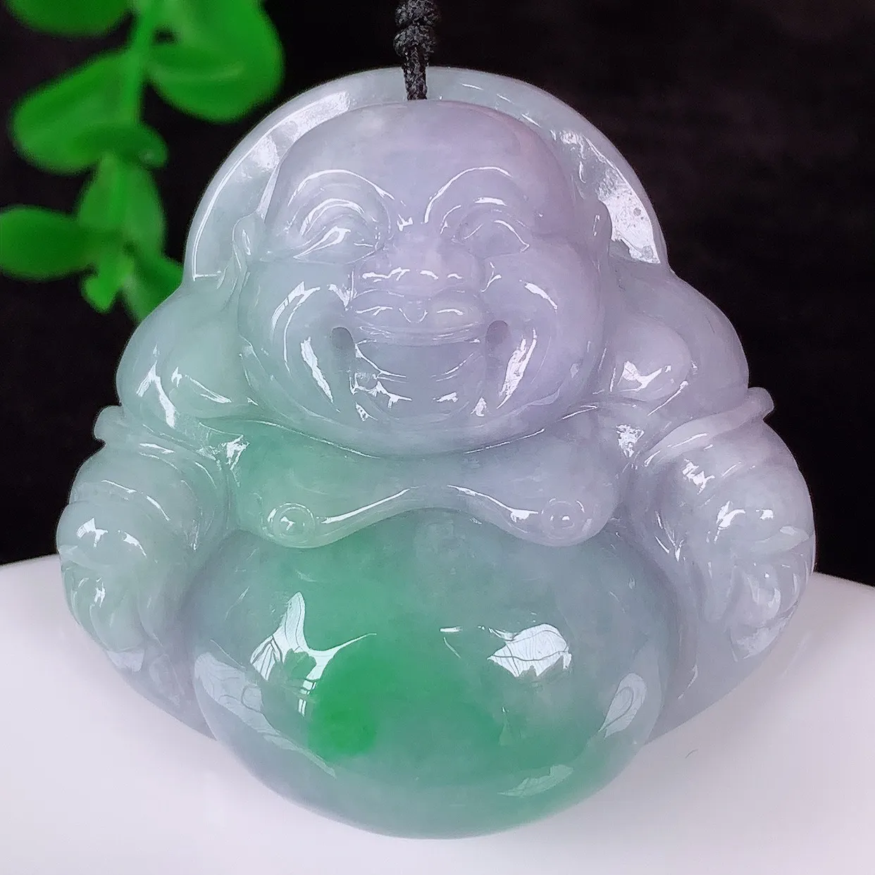 自然光实拍，大件厚装冰润冰糯种春彩翡翠佛公吊坠，饱满， 佛公亦保平安，寓意有福（佛公）相伴，配戴优雅迷人！#41.14