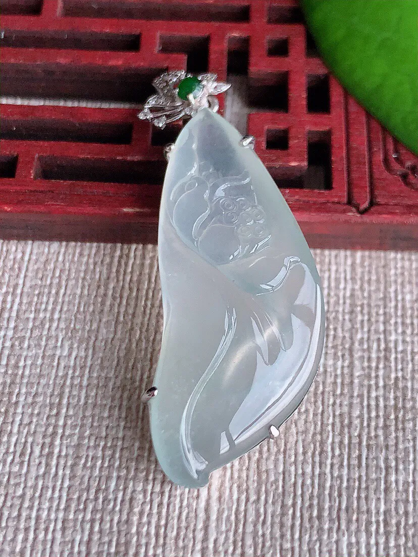 a货翡翠老坑冰种18K金伴钻镶嵌荷花和和美美吊坠 尺寸45.6×37×15×6.4mm 重量7.12
