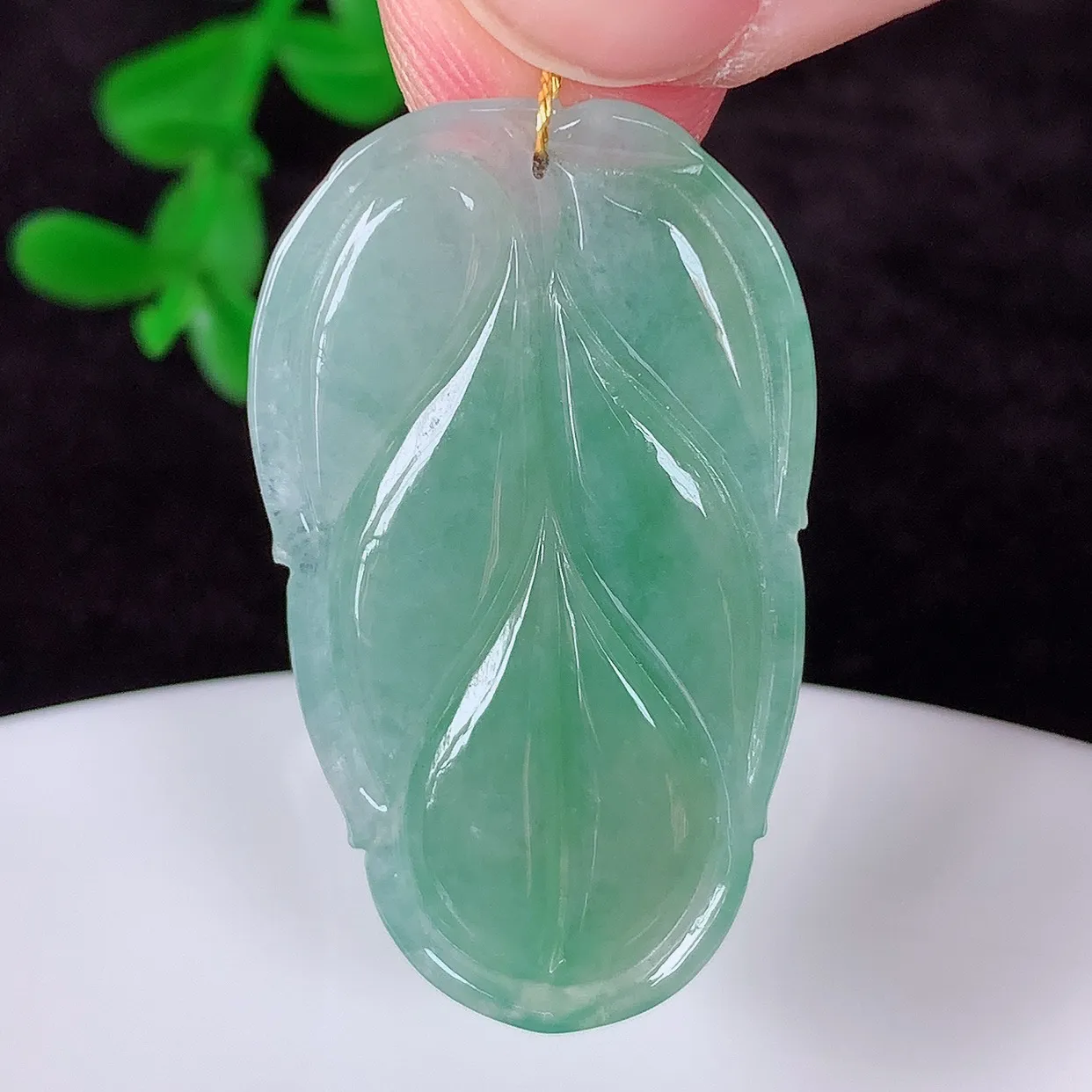 自然光实拍，冰润冰飘绿翡翠事业有成叶子吊坠，莹润且起胶，叶子清秀优雅，佩戴大业有成！#00.14