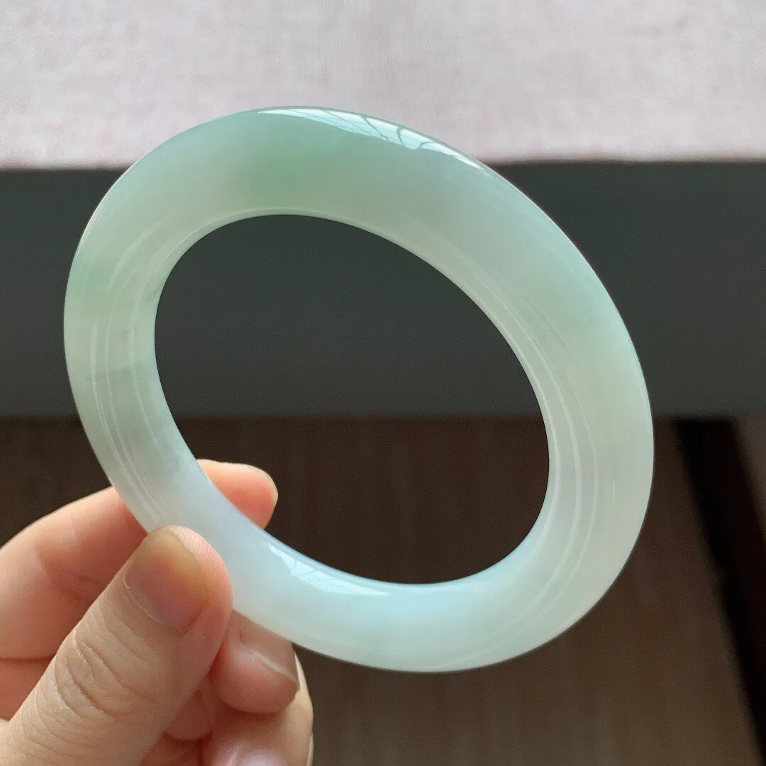 58-59圈口，自然光实拍，老坑冰糯飘花胖圆条翡翠手镯，尺寸:58.2-12mm，重量84.23