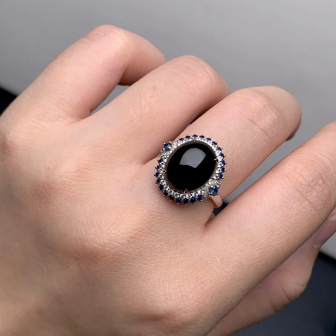 缅甸墨翠蛋面戒指，黑度极黑 种老肉质细 胶感好 打灯阳绿 冰透十足，18k白金伴蓝宝石豪镶，上手大气有气质～