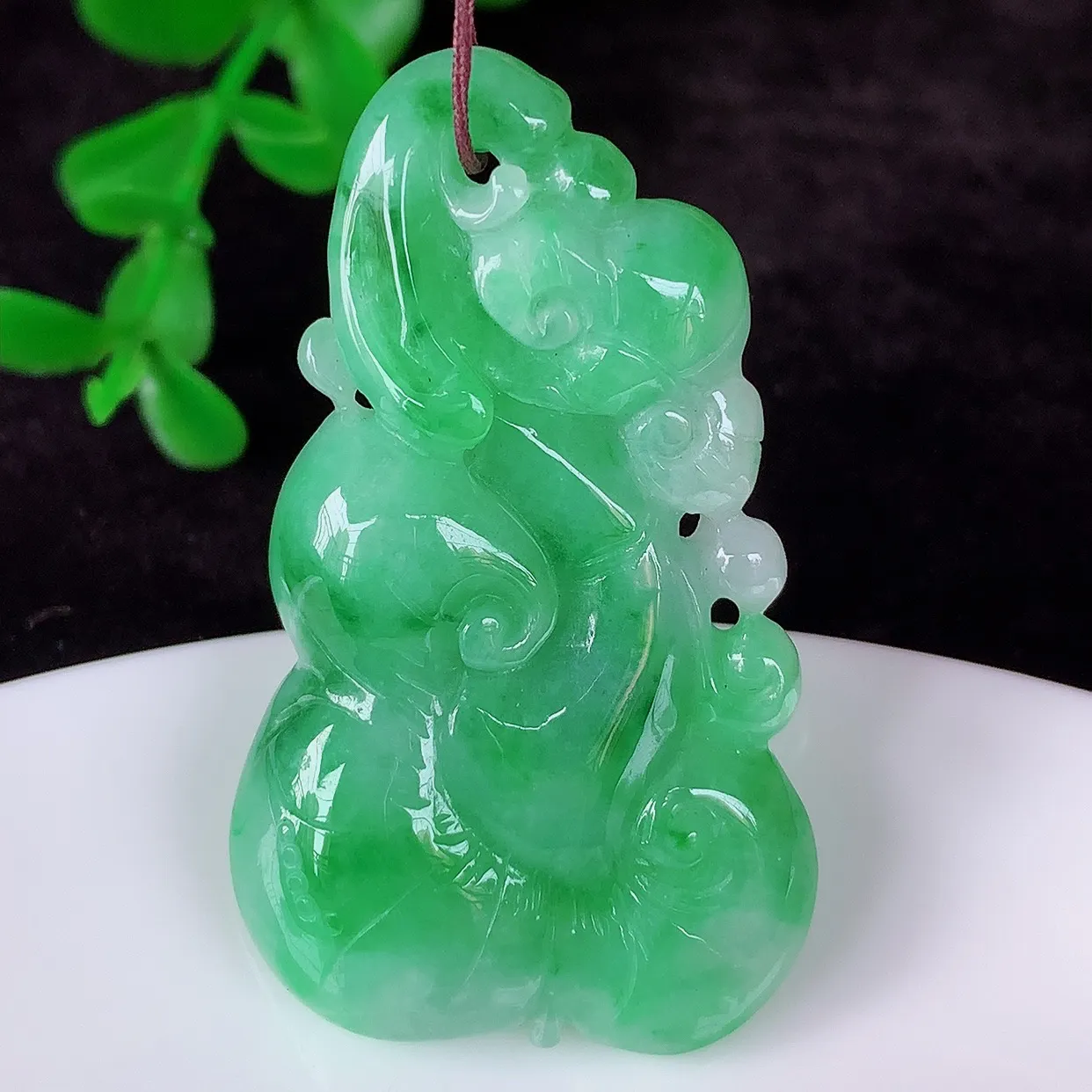 自然光实拍，冰糯种飘绿翡翠如意吊坠，翡翠如意，上身效果非常美，饱满大气，工艺美，万事如意，如意一生 