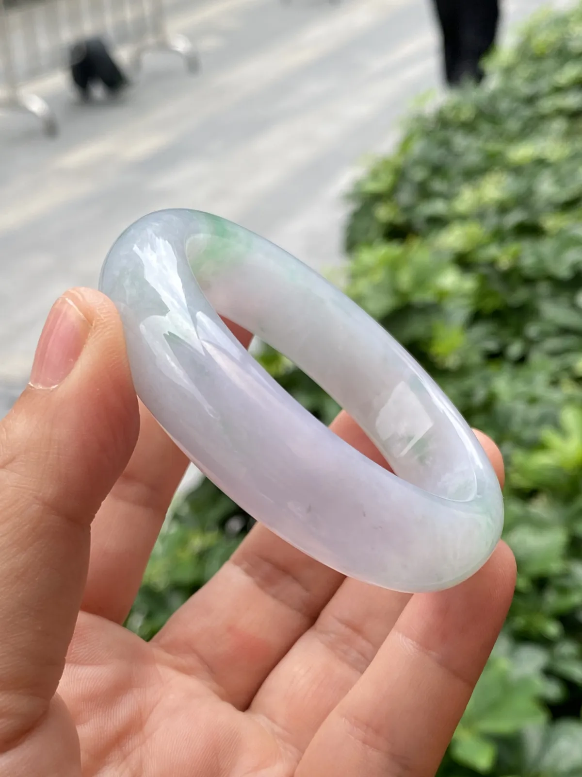 推荐【54圈冰绿春彩镯】冰透，起光，整圈淡紫罗兰飘绿，水润，无纹裂，品相超佳，超值～～ 54*13*8.8