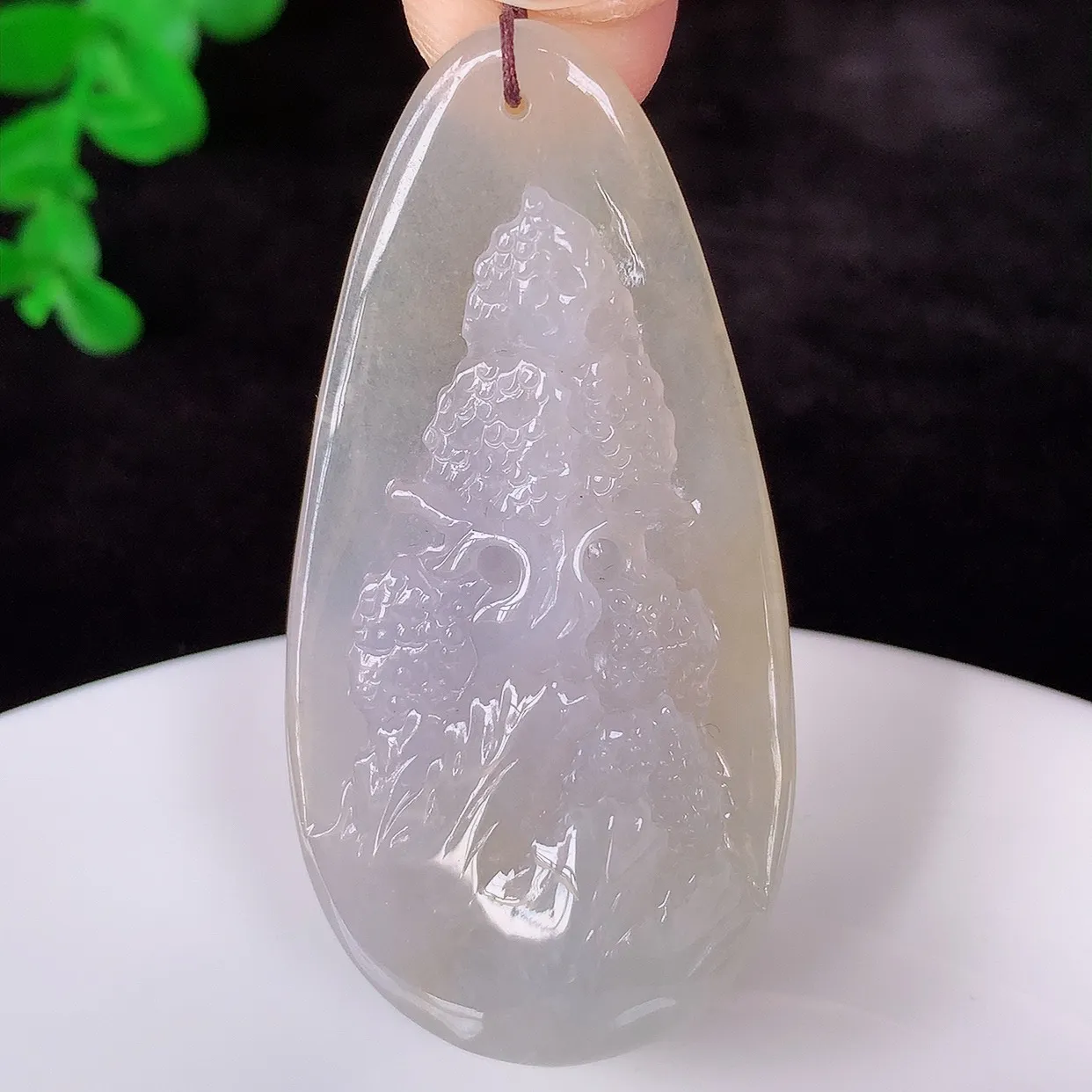 自然光实拍，冰润冰黄翡翡翠山水牌吊坠，翡翠山水，立体生动形象，山水素材布局合理，意境感佳，佩戴上身效