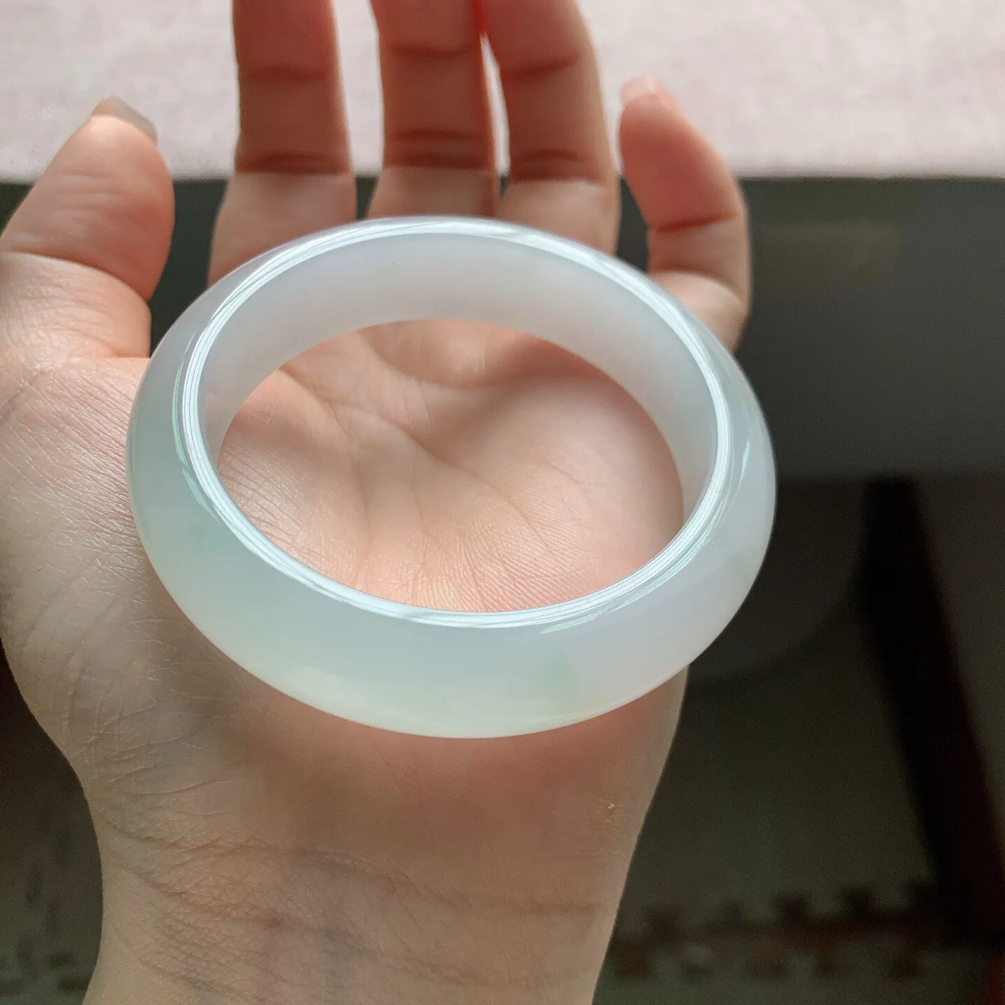 51-52圈口，自然光实拍，老坑冰胶荔枝肉底色飘花正圈翡翠手镯，尺寸:51.5-13.2-8.2mm，无纹裂，重量55.82g