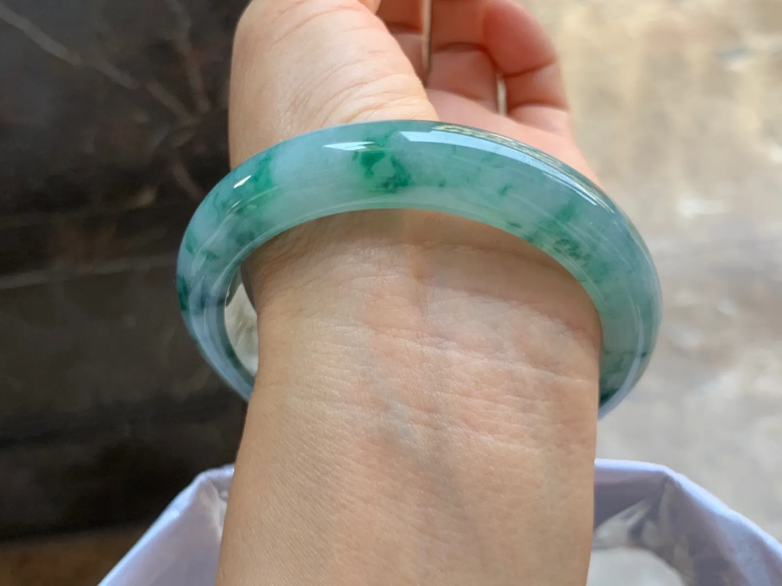 58-12.5-9mm
飘花手镯 底子细腻 花色均匀灵动