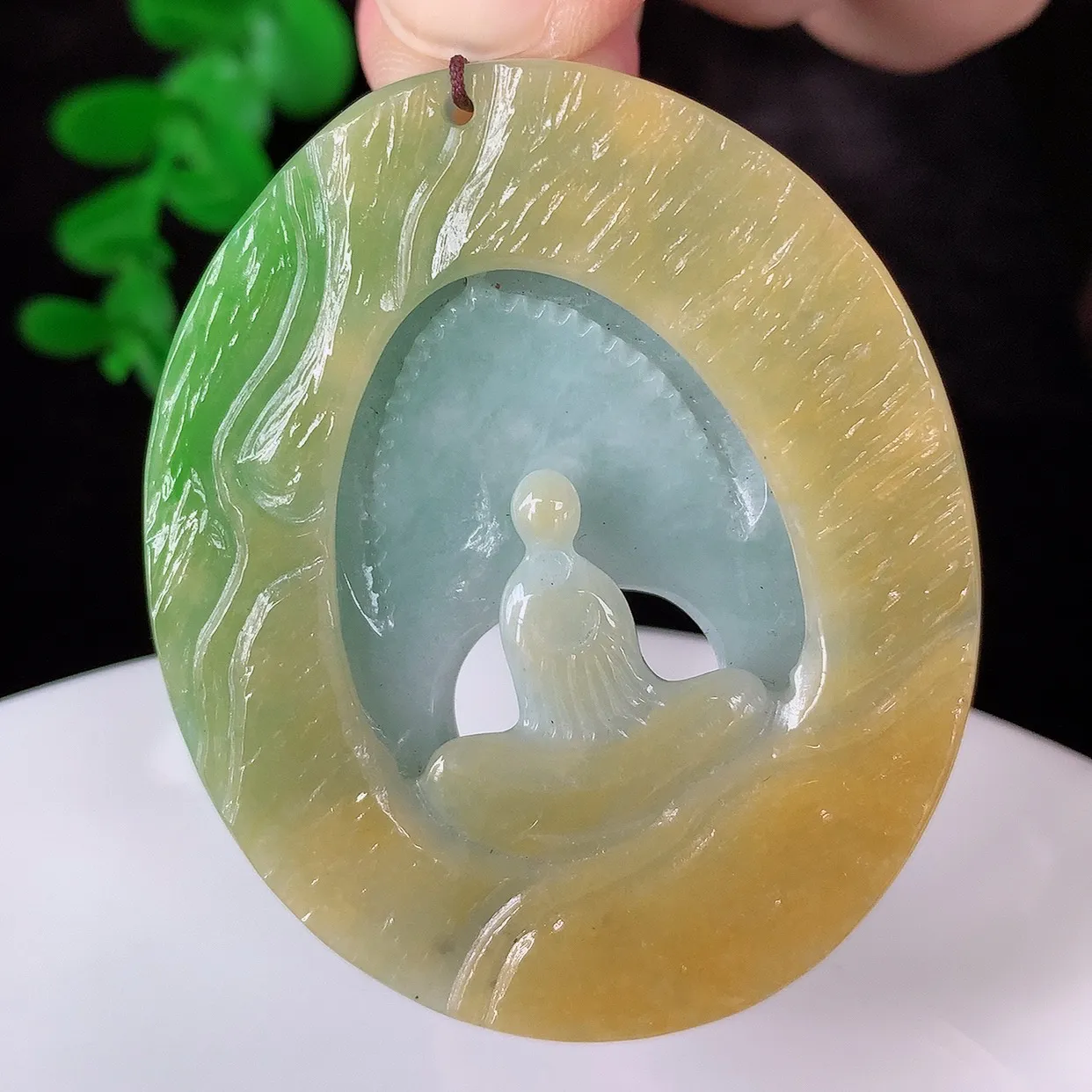 自然光实拍，冰润冰糯种双彩黄加绿翡翠悟道吊坠，翡翠悟道寓意“祥和，安宁，吉祥，幸福”，佩戴效果优雅迷人，性价比超高！#60.14