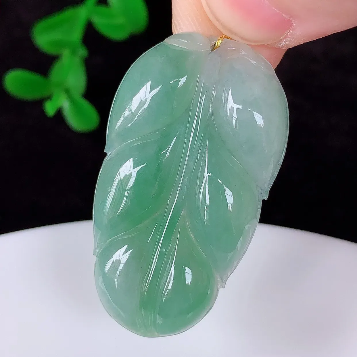 自然光实拍，冰润冰飘绿翡翠事业有成叶子吊坠，莹润且起胶，叶子清秀优雅，佩戴大业有成！#00.14