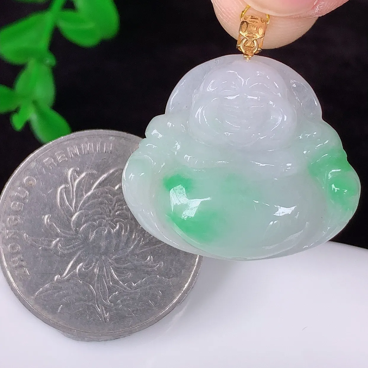 自然光实拍，18K金镶嵌冰糯种飘阳绿翡翠佛公吊坠，冰透饱满， 佛公亦保平安，寓意有福（佛公）相伴，品相佳，配戴优雅迷人！#35.14