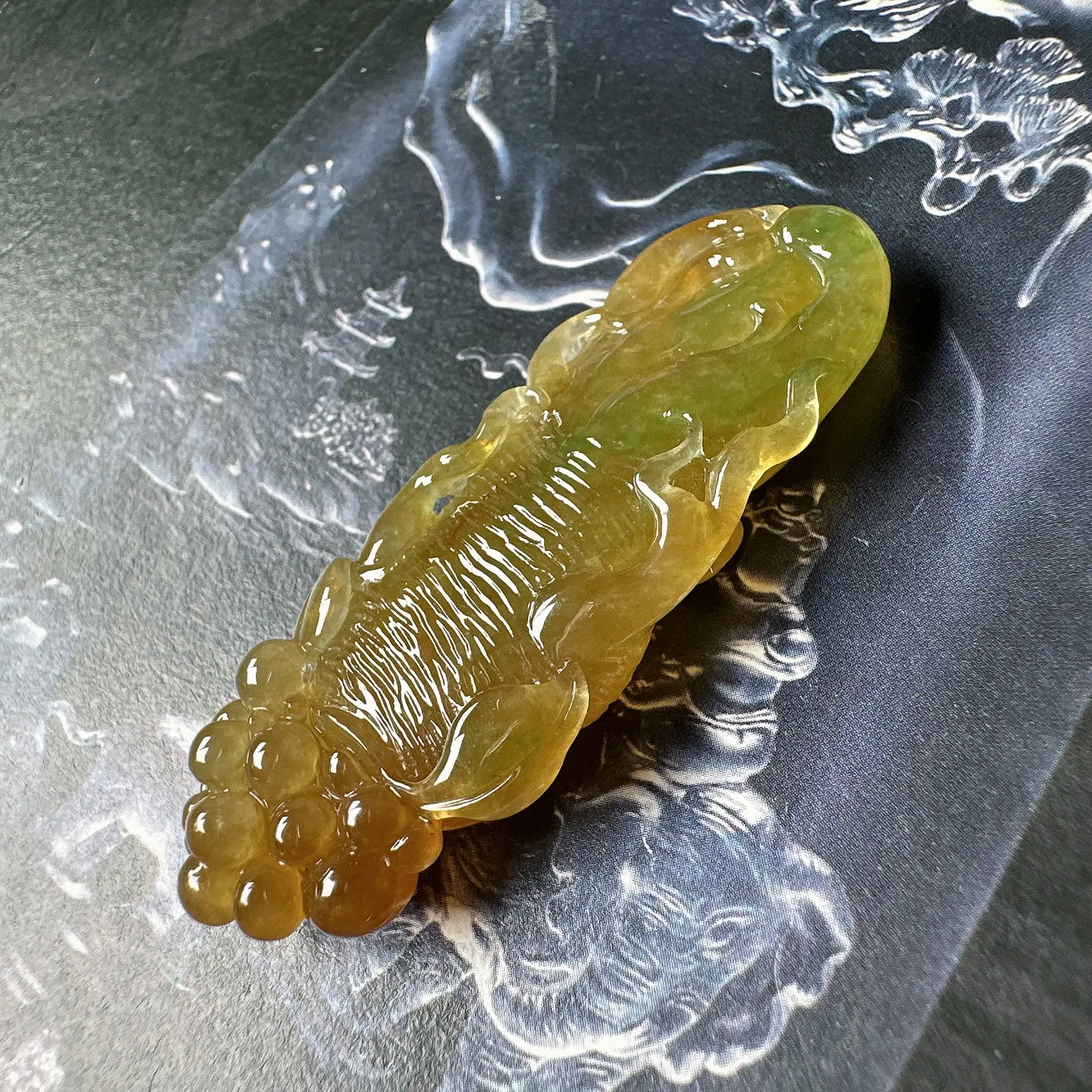 【人生如意】冰黄翡人参，种水上乘，看得见的冰透，飘绿色，有点黄加绿的味道，尺寸也够大，佩戴佳品，寓意吉祥。