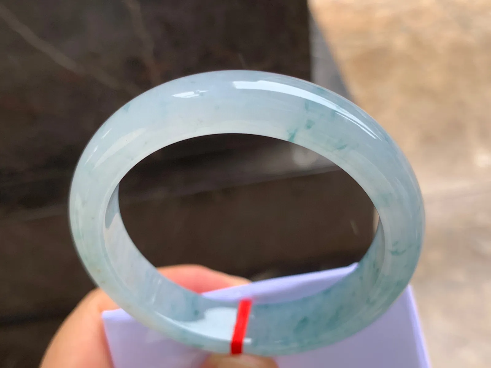 54.5-12.5-8mm
冰种飘花手镯 冰透水润 碎花点缀