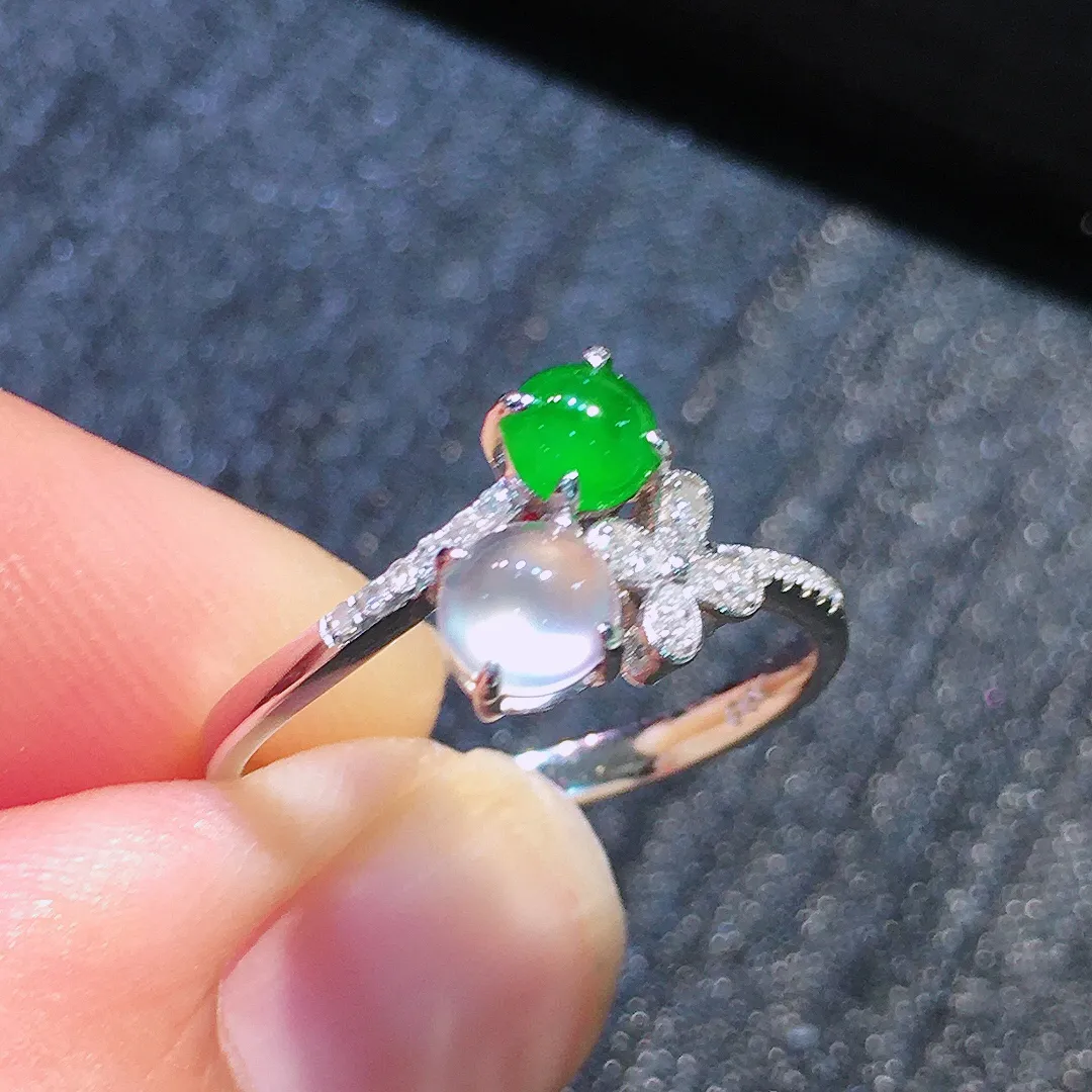 （冰+绿）二合一戒指，色泽均匀艳丽，玉质细腻，荧光感超
强，饱满圆润，气质满满。18k
金豪华镶嵌