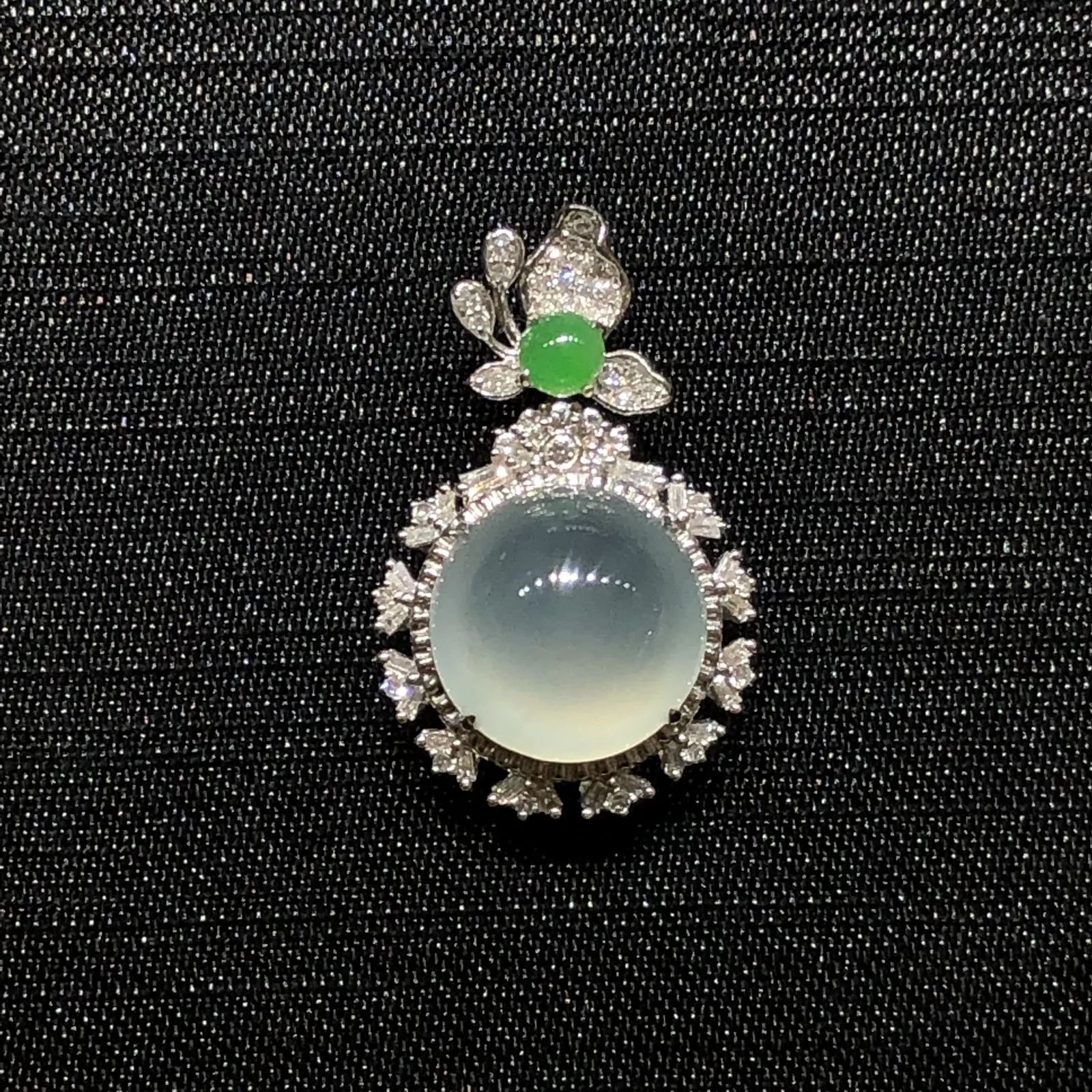 天然缅甸A货翡翠18k金镶嵌白冰蛋面吊坠，整：25.9*16.2*10.8mm
裸：11.5*7.6mm