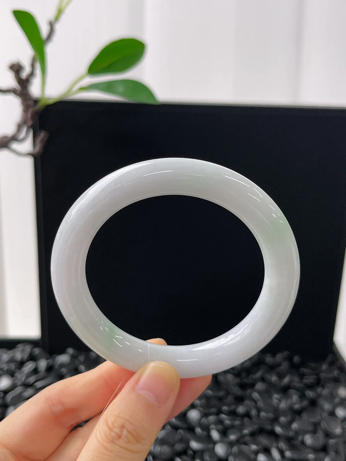 圆镯54圈口，翡翠糯化种白色手镯