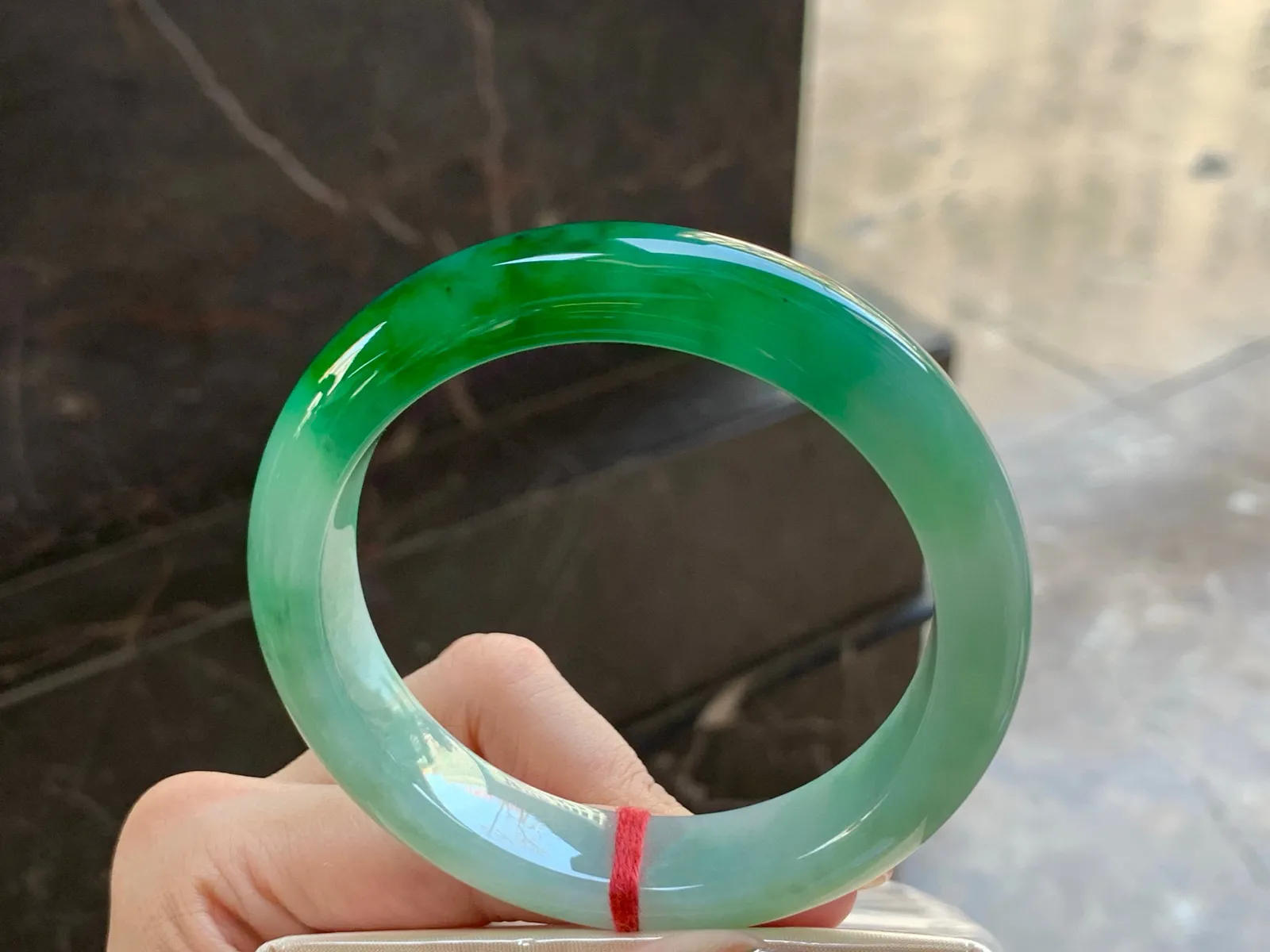 辣绿大圈手镯
玉质细腻 60.5/13.7/9.2mm