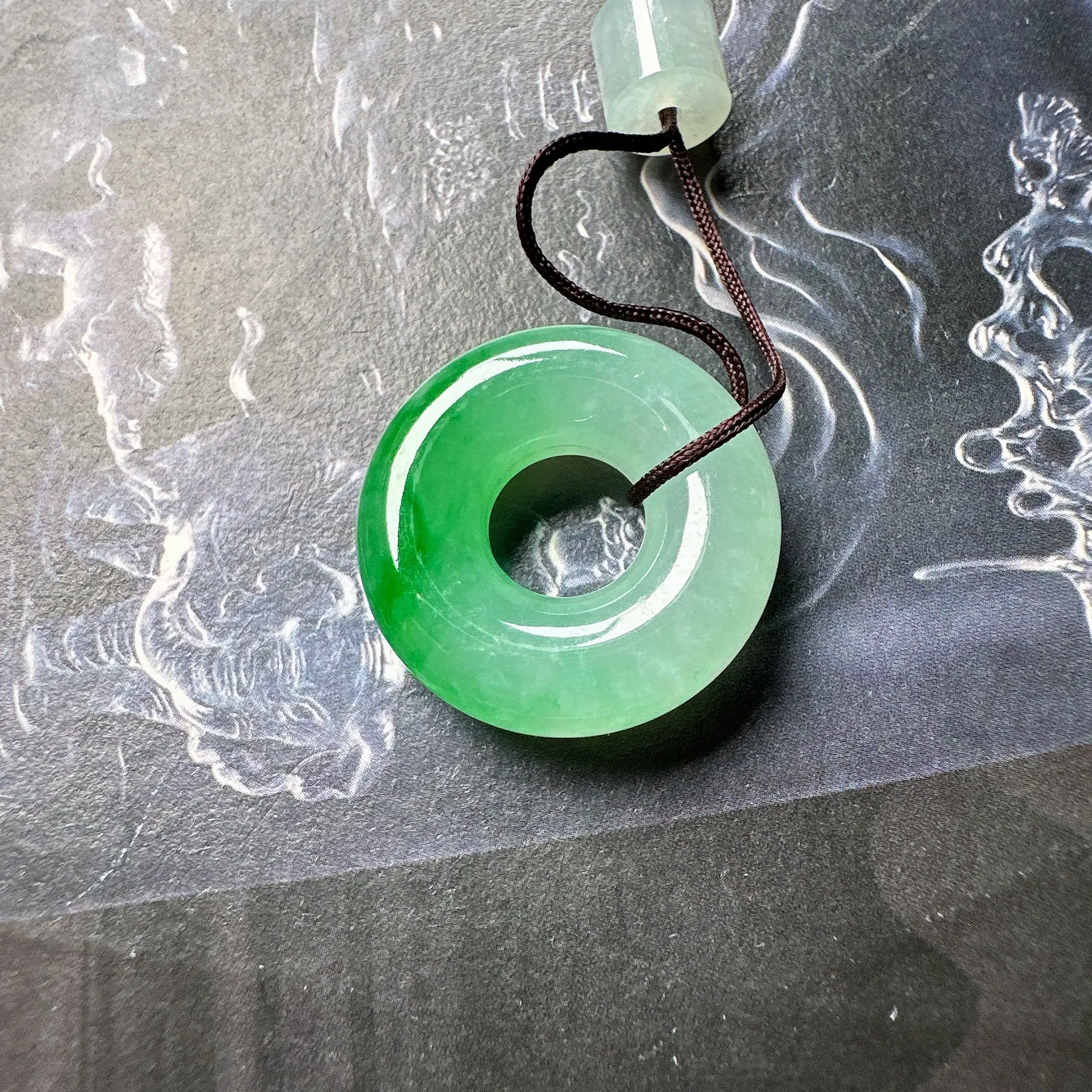 【甜甜圈】冰糯种飘阳绿甜甜圈路路通。很适合配带，种水色兼备，佩戴佳品，寓意吉祥，推荐入手。