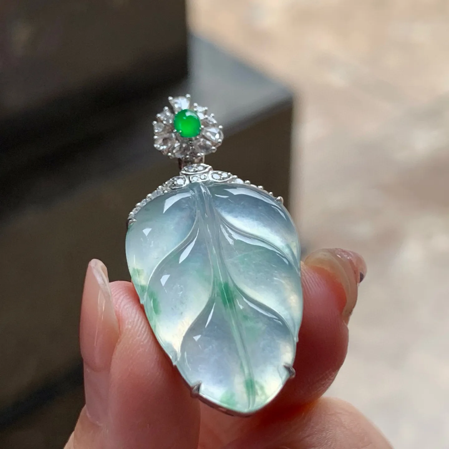 冰种飘花玉叶
真金镶嵌 精致