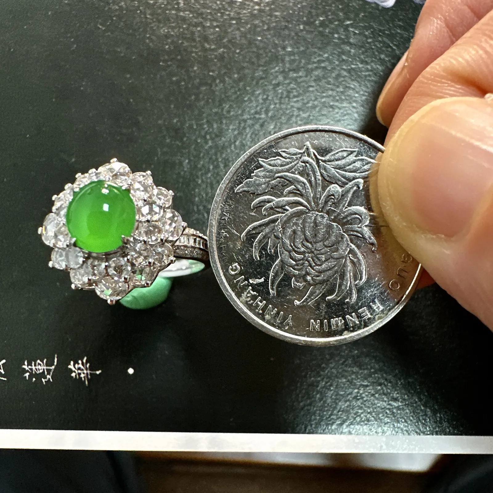 【冰种满绿蛋面戒指】种水色俱全，冰透闪亮，通透感饱满度很好，18k金钻豪华镶嵌，裸石尺寸7*6.5*3.8毫米