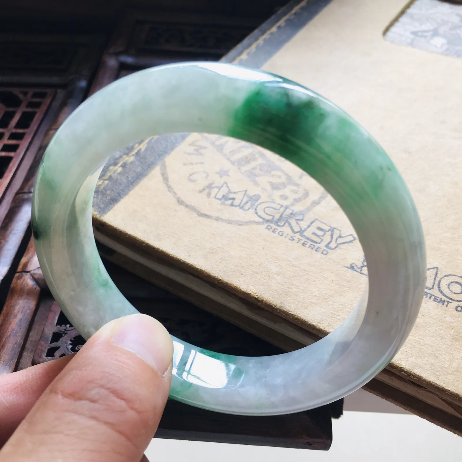59圈口飘绿正圈手镯，版型正庄，水润带紫飘绿花，古朴韵味，自然光实拍，尺寸：59.6*13.2*10（毫米）手工测量略有误差