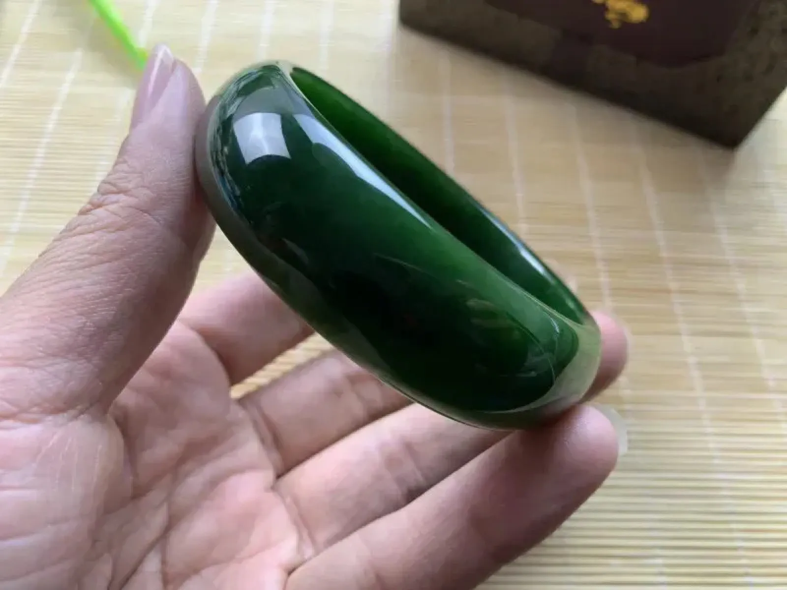 宽版，圈口60宽19.5 mm重77.5g，和田玉碧玉菠菜宽版绿手镯，玉质特细腻油润，无裂无杂，高脂粉，高品质