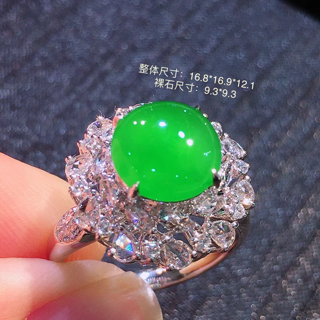 阳绿蛋面戒指，色泽均匀艳丽，玉质细腻，荧光感超
强，饱满圆润，气质满满。18k
金豪华镶嵌