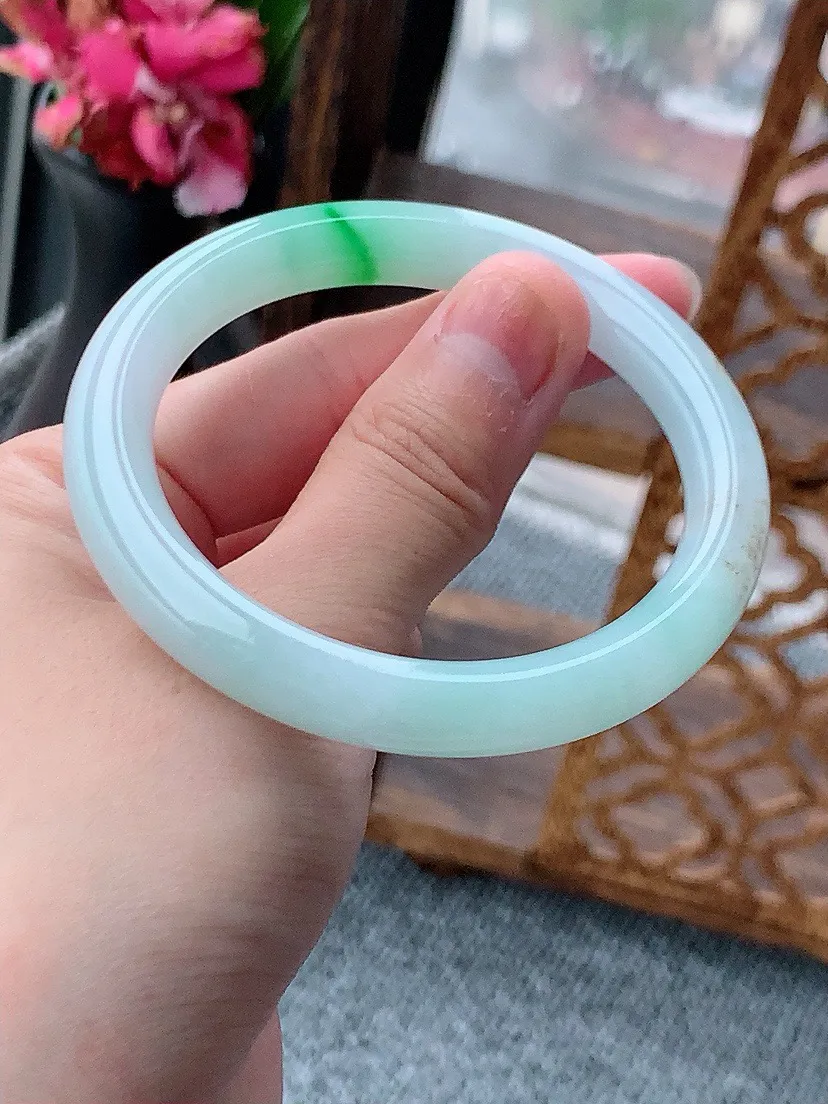 a货翡翠老坑飘绿圆条手镯53-54圈口 尺寸53×8.8mm 重量39.01g 0614