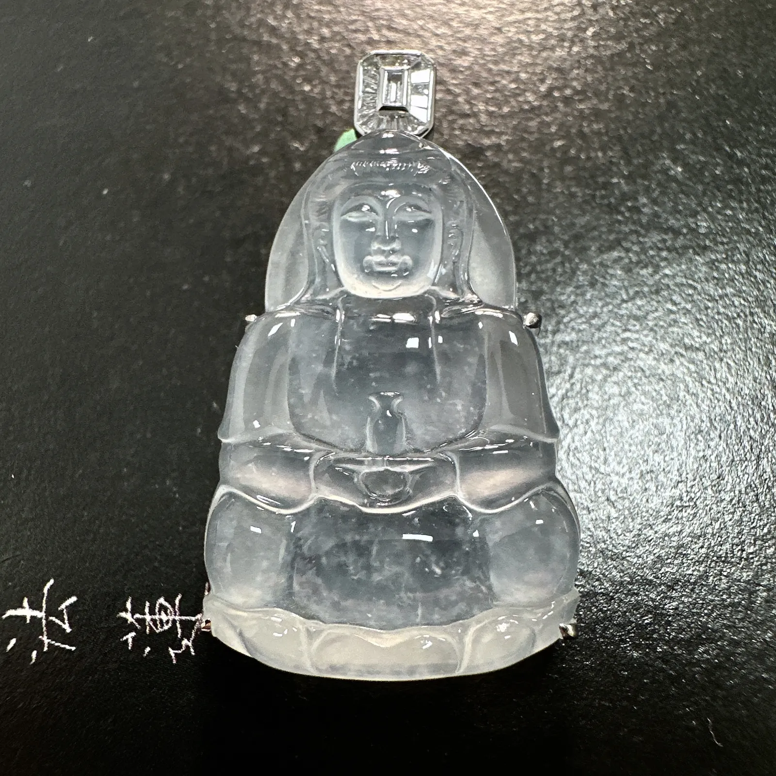 【玻璃种小观音】质地细腻，通透度上佳，冰感十足，适合佩戴。18k金钻镶嵌，裸石尺寸27.8*19.1