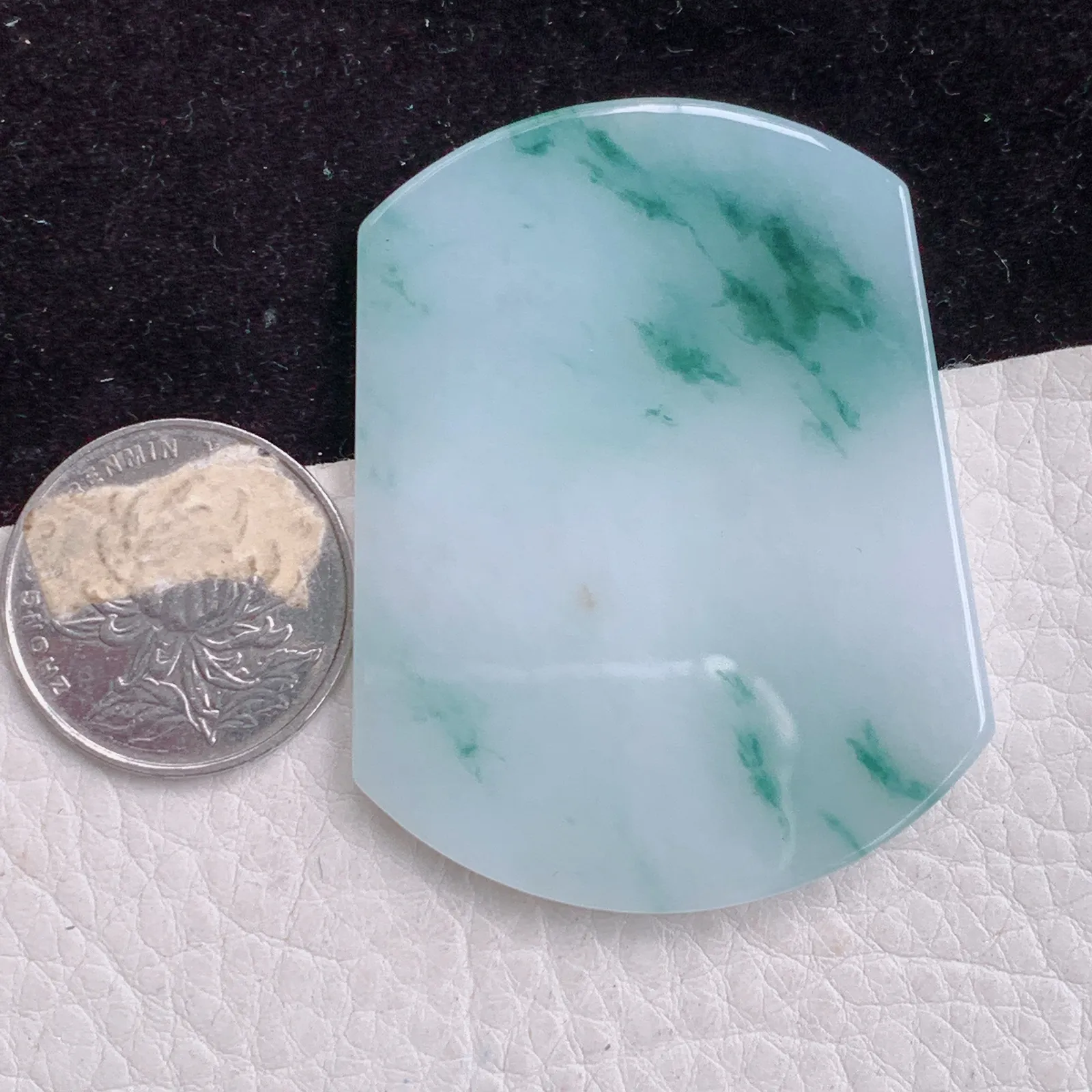 Zen实拍55*43*4.8精雕飘蓝花水润无事牌 翡翠素面牌玉坠 玉挂件