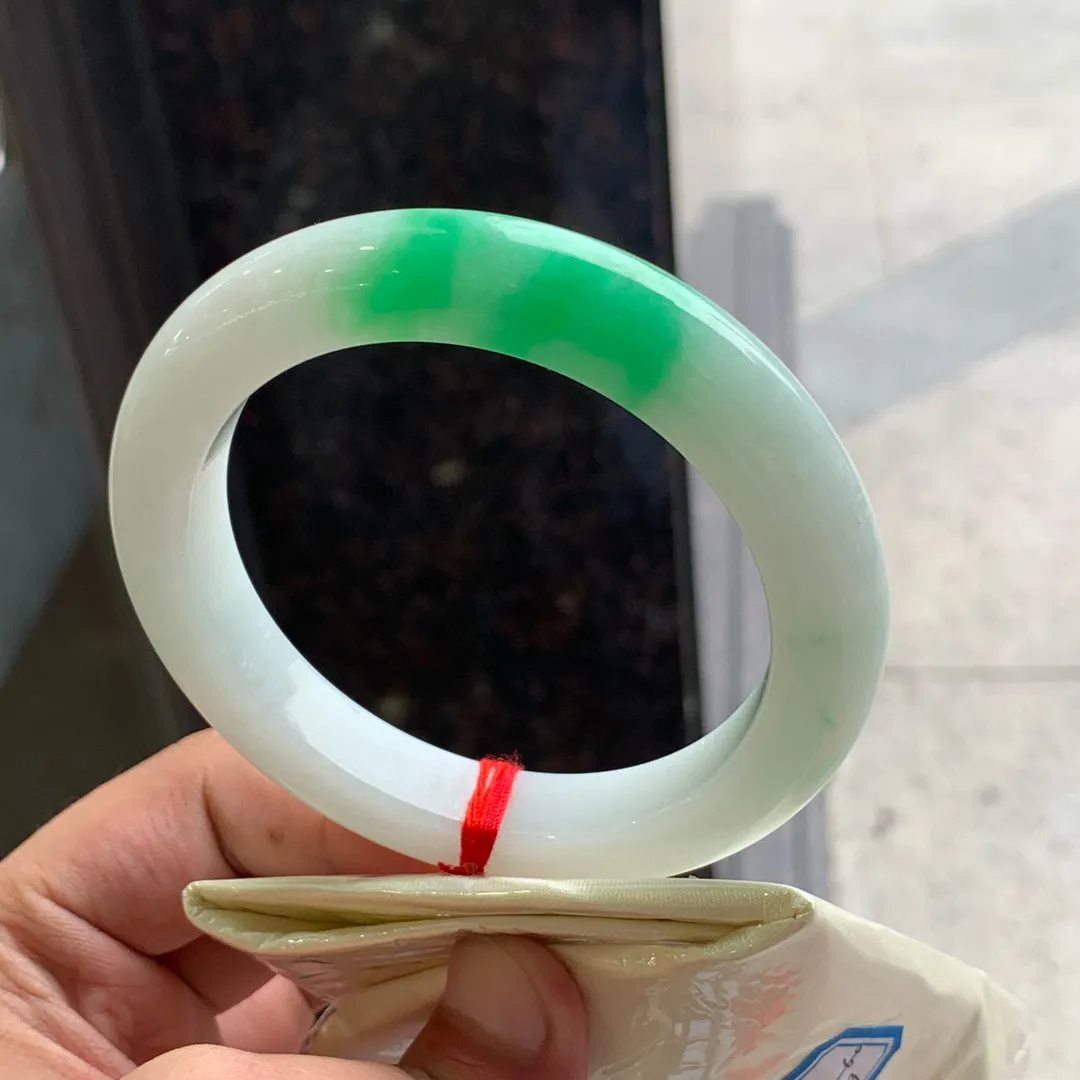 圆条冰糯阳绿 一丝棉线 尺寸:61.5/11.5/10.8 大圈口🥰🥰