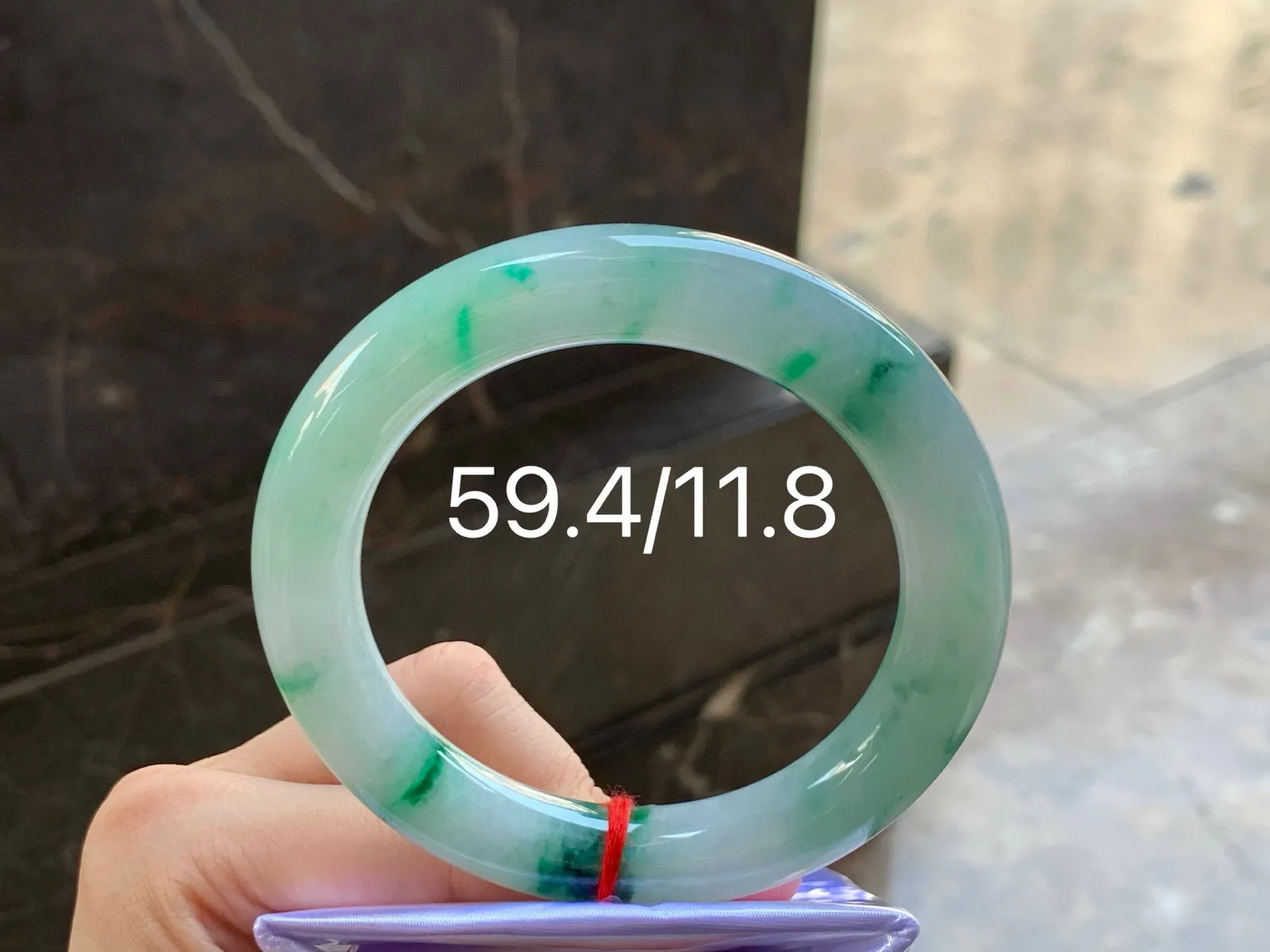 带色福镯
玉质细腻 59.4/11.8mm