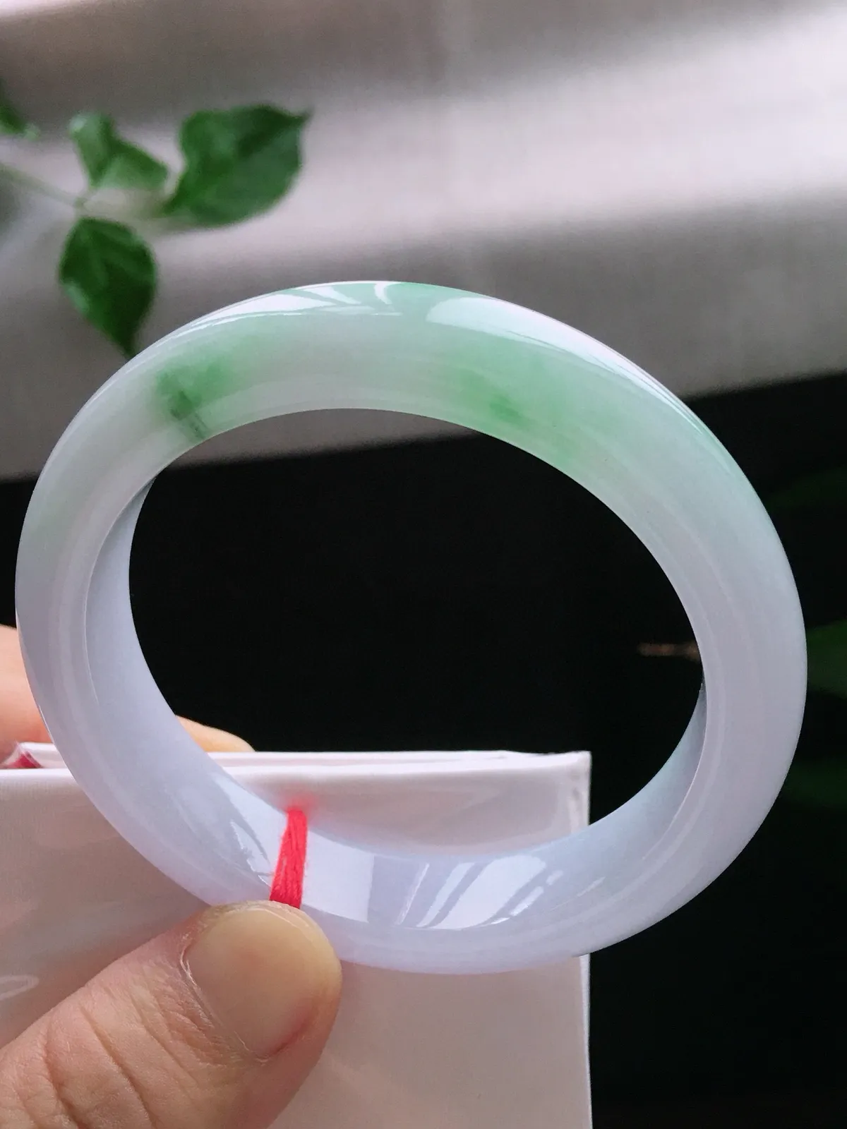 圈口57.8，正圈手镯，春彩底，玉质水润细腻，尺寸57.8-13.1-7.8mm