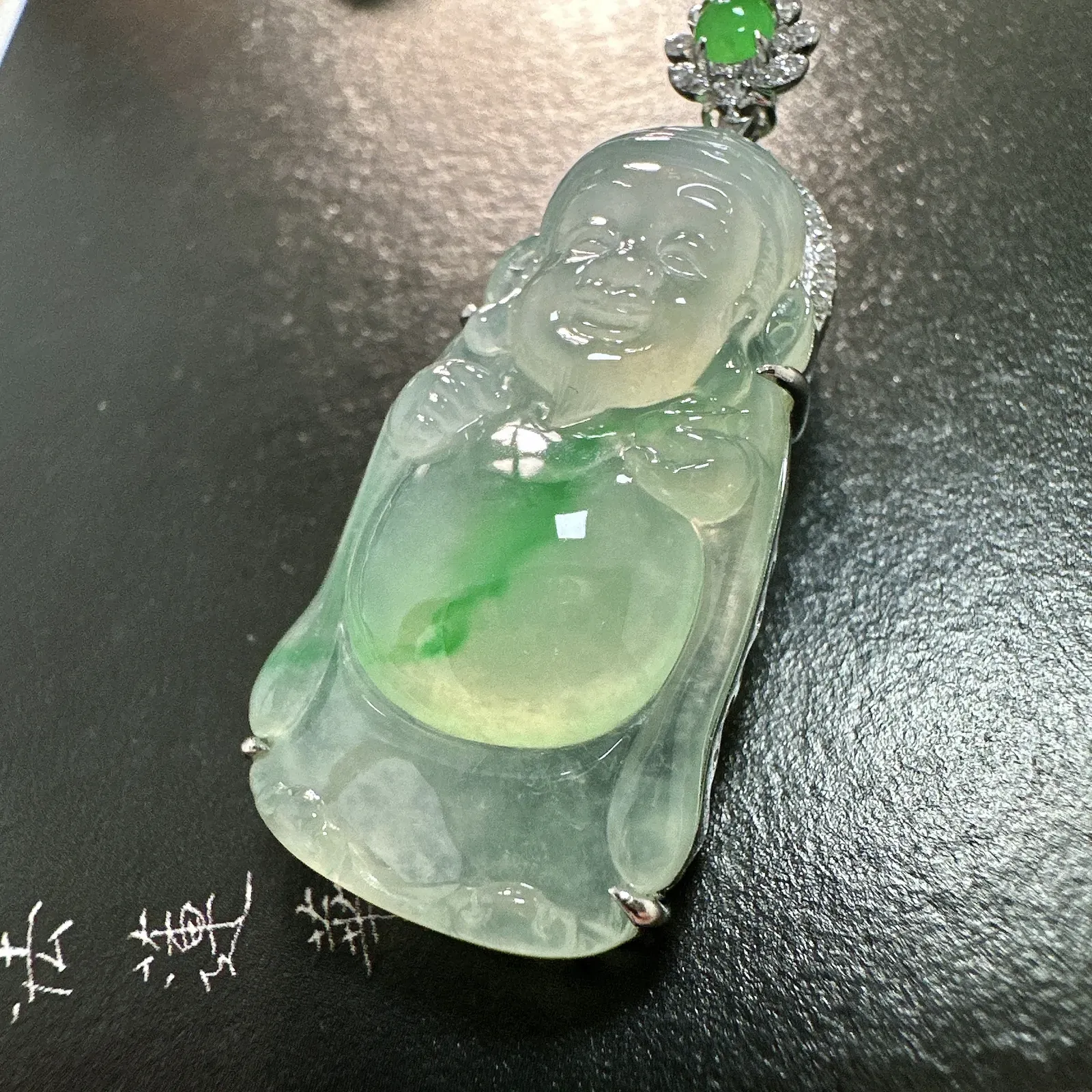【冰种飘绿财神】质地细腻，饱满圆润，笑口常开，18k金钻镶嵌，裸石尺寸31.3*16.7*6.3毫米