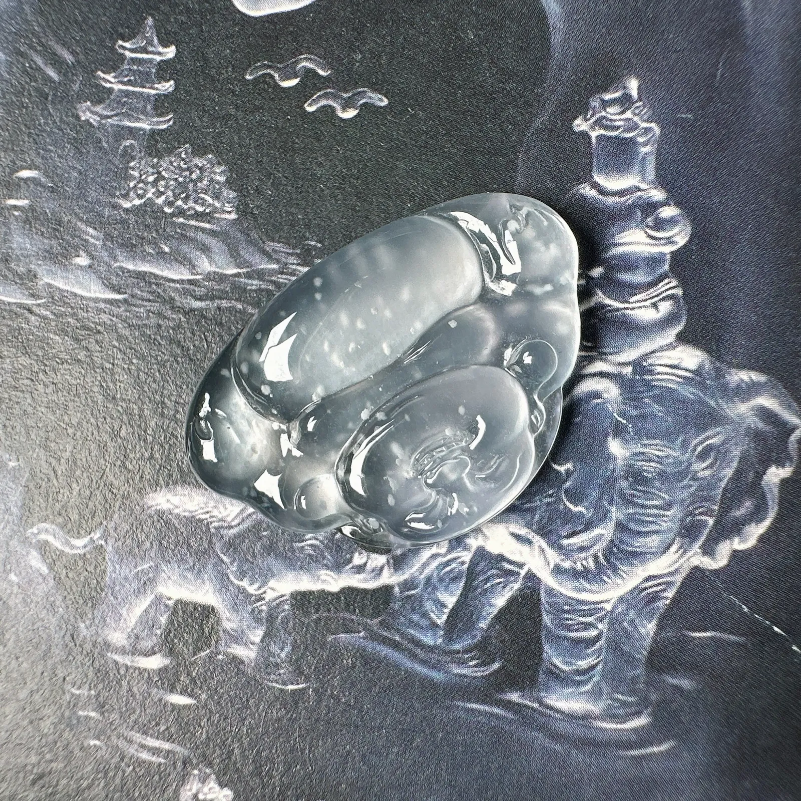 【玻璃种雪花棉】种水上佳的玻璃种飘雪花棉正装佛公，晶莹剔透，无纹无裂，背面一刀切，雕刻精美，推荐收藏。