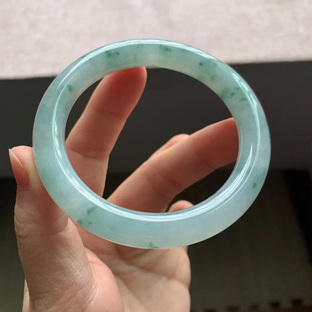 55-56圈口。自然光实拍，老坑冰糯飘花圆条翡翠手镯，尺寸:55.6-9.4mm，重量50.60g