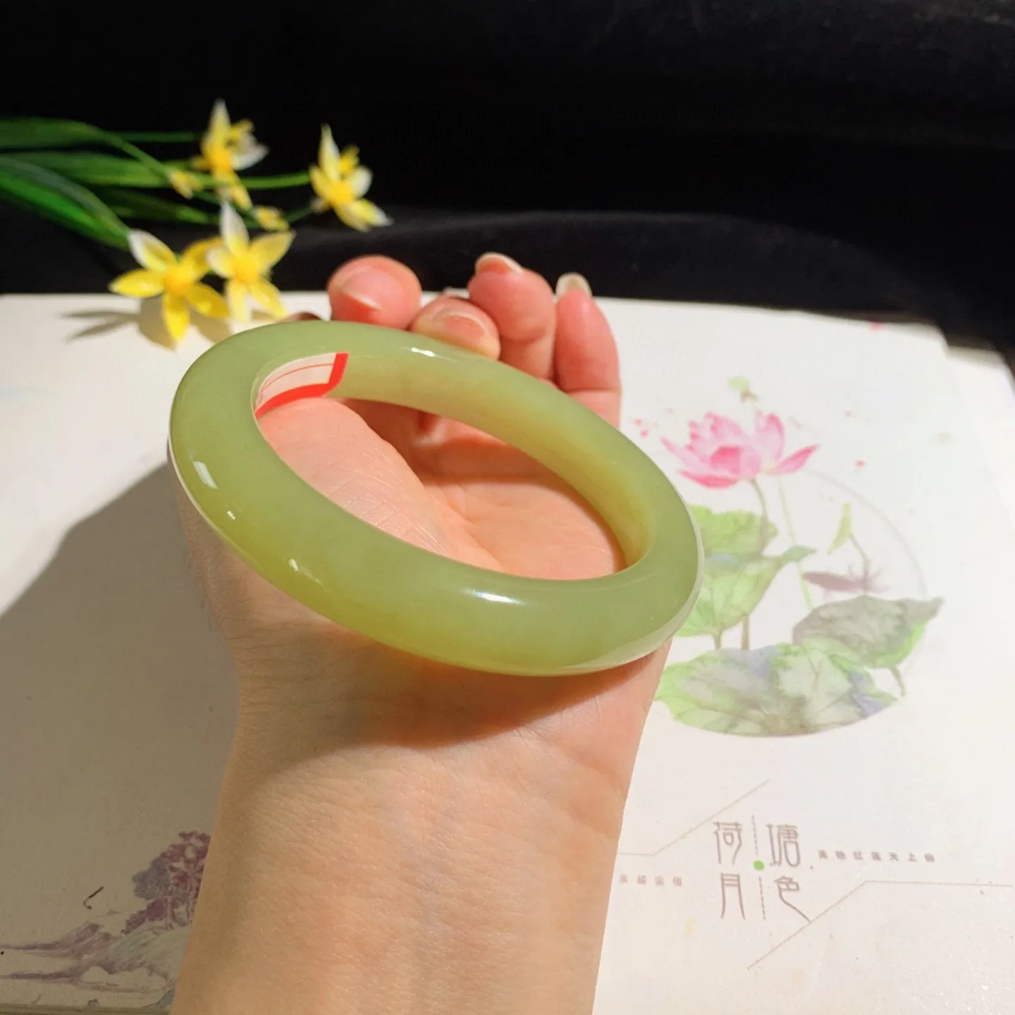 和田玉58.5圈口黄口料手镯！圈口58.5宽12.5厚10重66.5克，玉质细腻油润 底色纯净 无裂