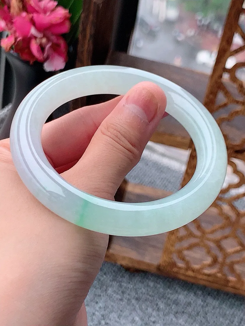 a货翡翠老坑飘绿圆条手镯56-57圈口  尺寸56.5×10.5mm 重量64.93g 0614