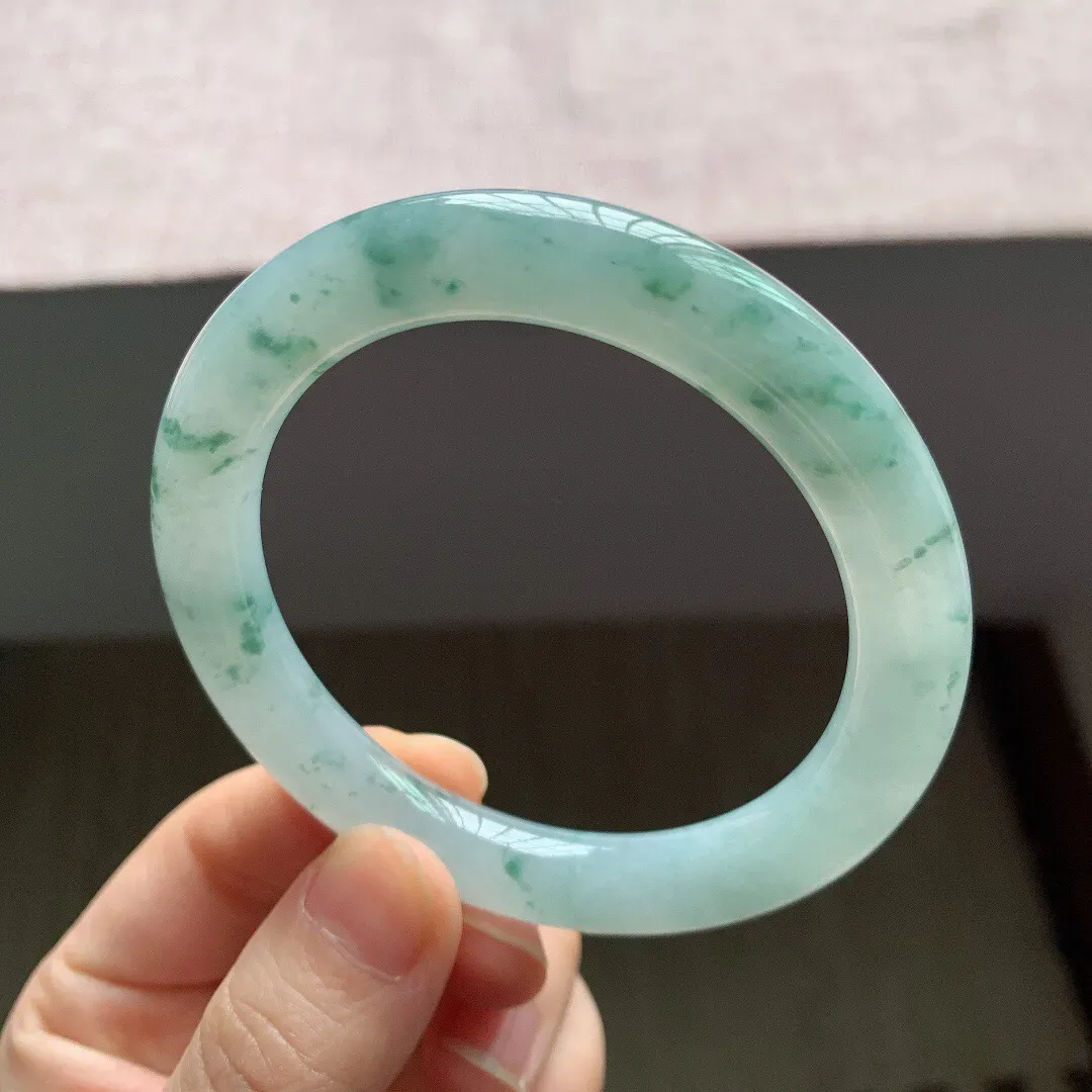 55-56圈口。自然光实拍，老坑冰糯飘花圆条翡翠手镯，尺寸:55.6-9.4mm，重量50.60g
