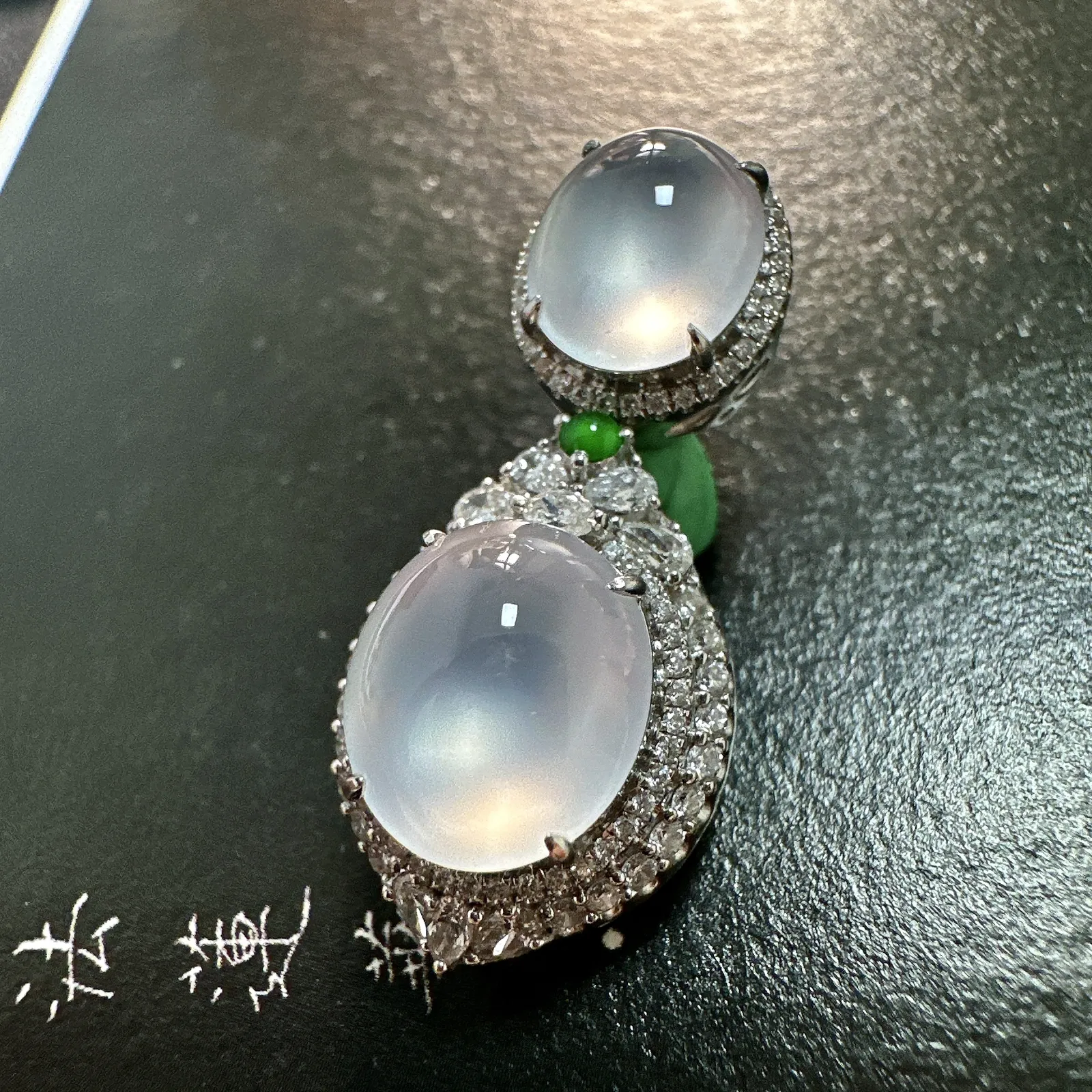 【冰种蛋面吊坠】质地细腻，饱满圆润，起荧光，18k金钻镶嵌，裸石尺寸10.4*9.3*5毫米